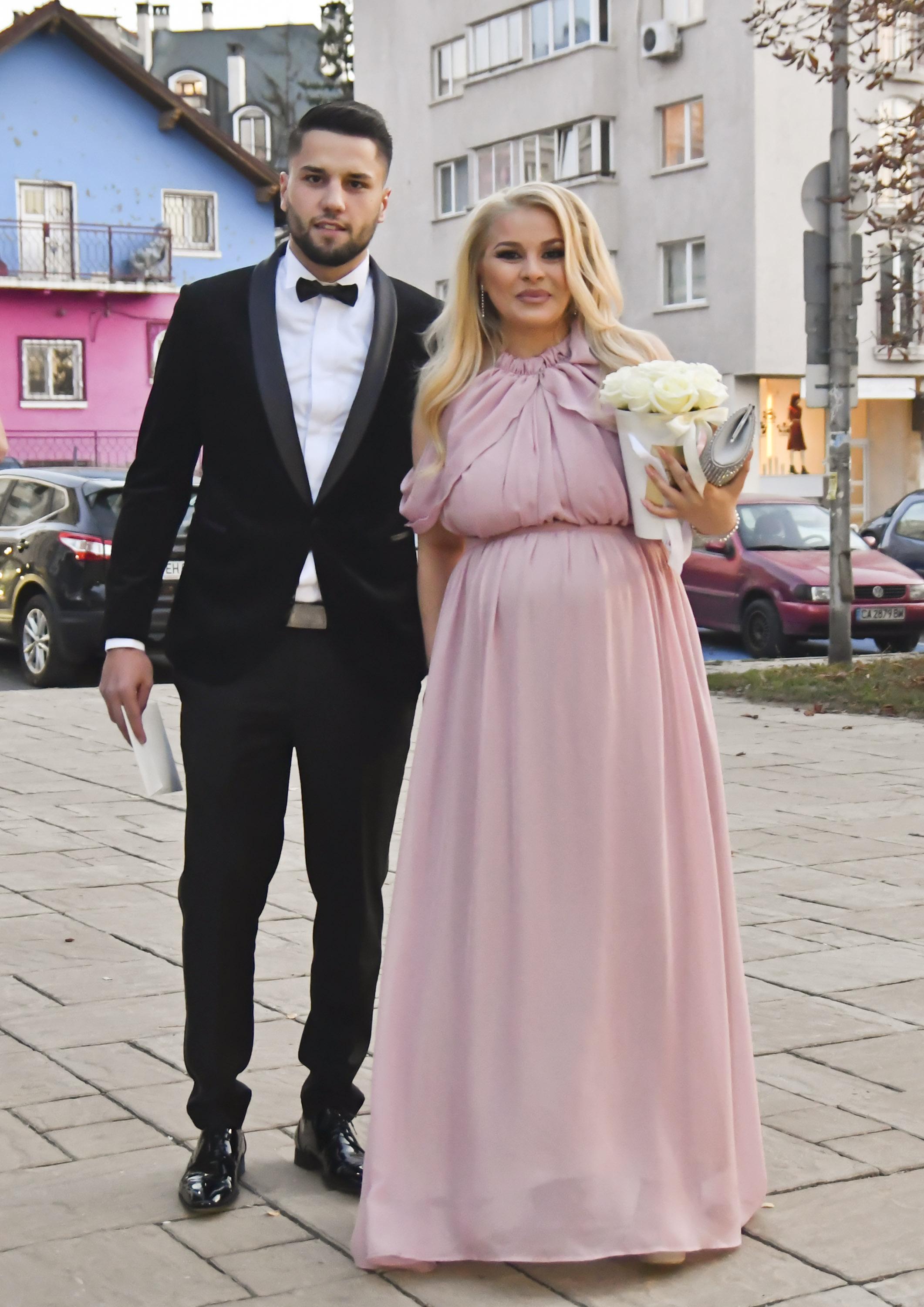 Бременната ДесиСлава с приятеля си Благой Найденов на сватбата на Фики Стораро и Гюлджан