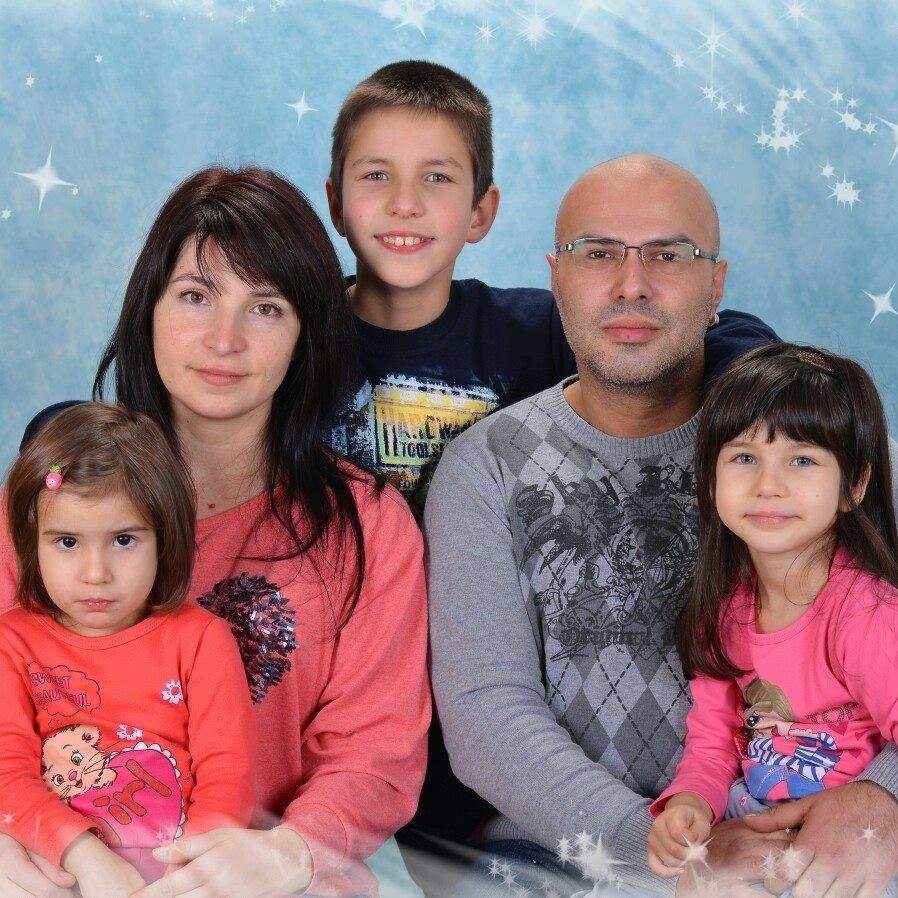 Мариянна Цакова със съпруга си Андриян и трите им деца