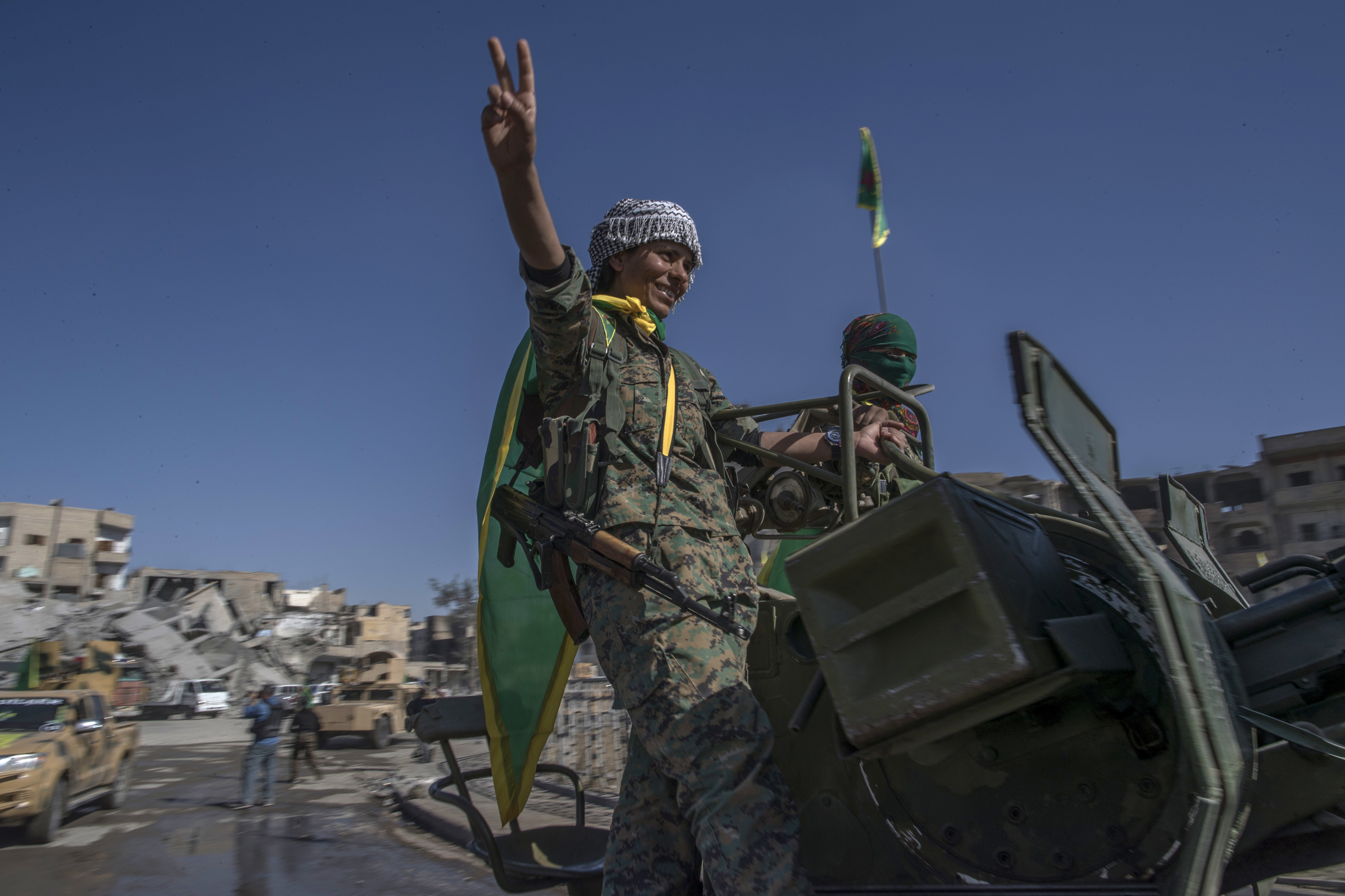 Сирийските сили, подкрепяни от САЩ ликуват след превземането на Ракка