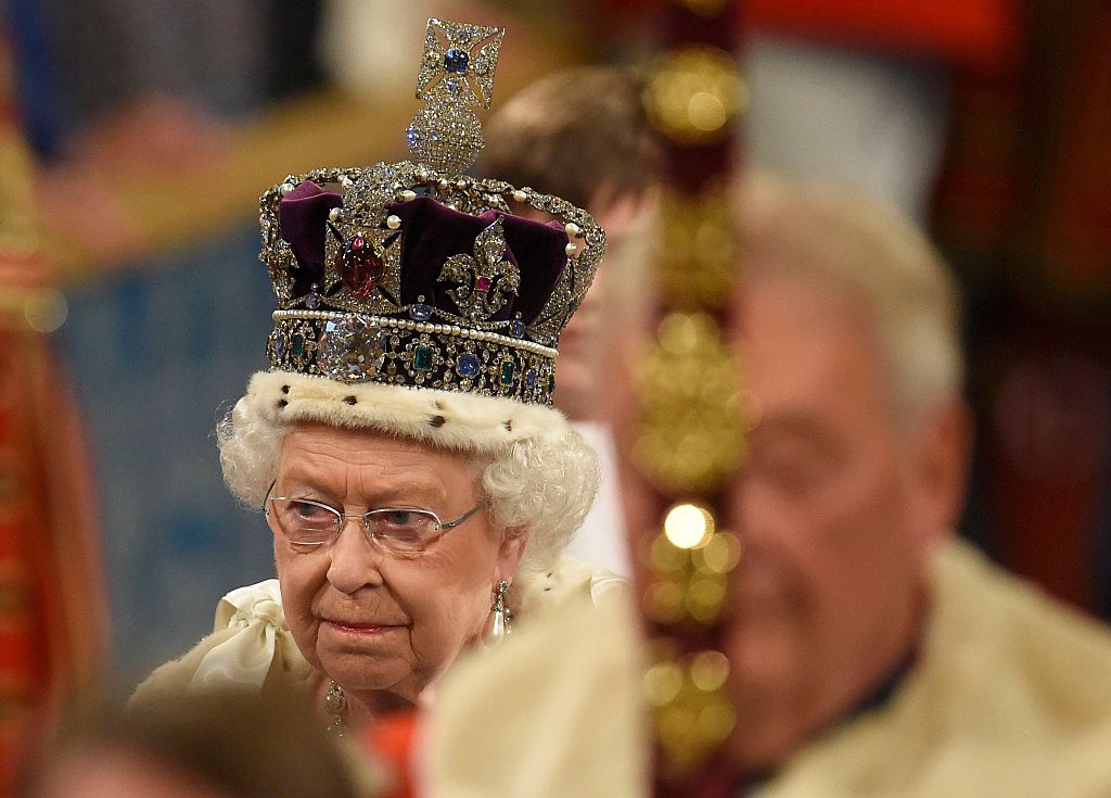 Елизабет II: Короната може да ти счупи врата