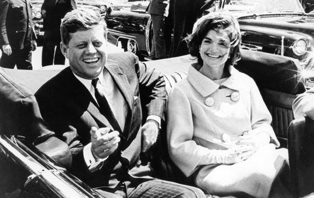 Джон Кенеди със съпругата в деня на убийството в Далас
