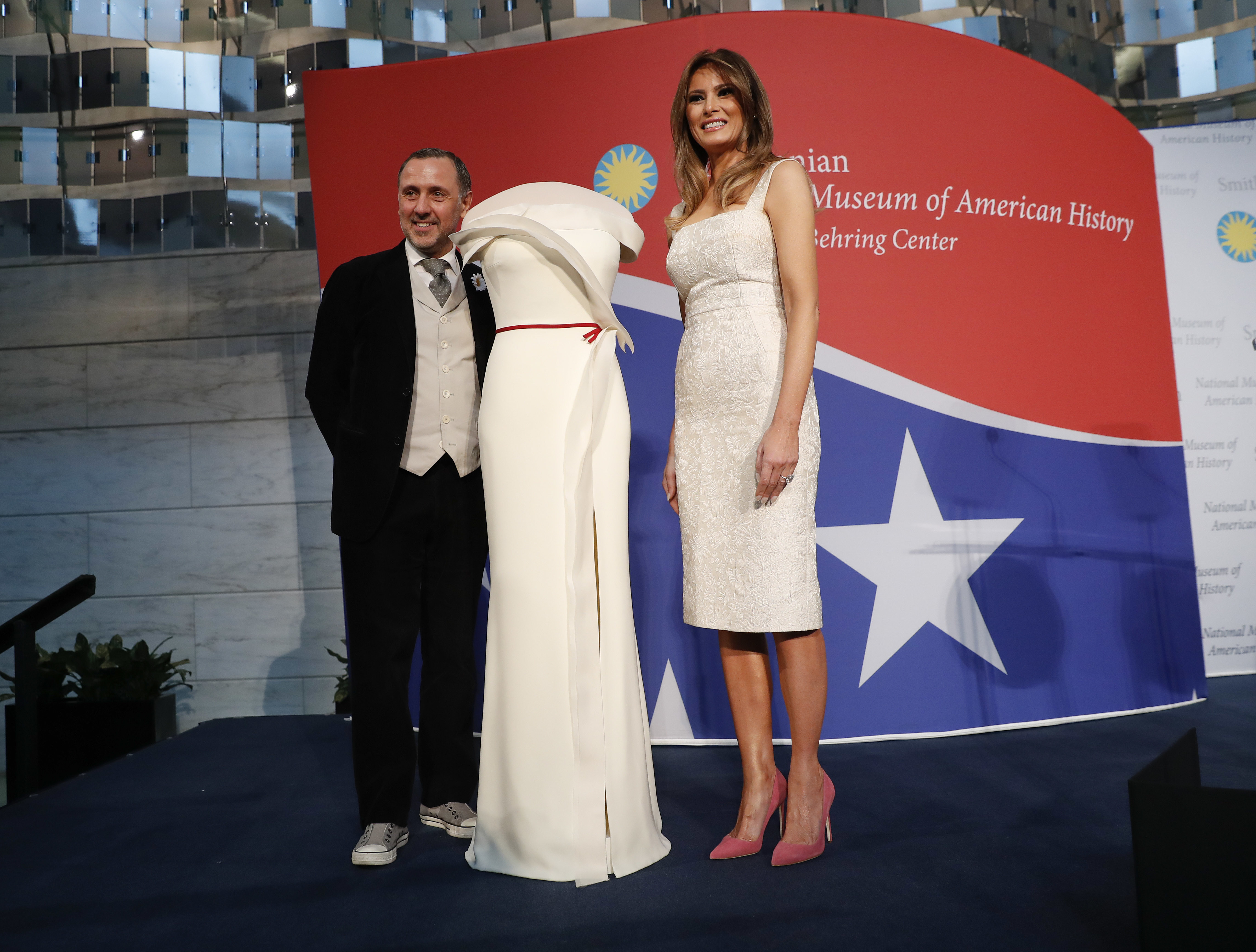Мелания Тръмп дари роклята, с която бе облечена на встъпването в длъжност на президента Доналд Тръмп