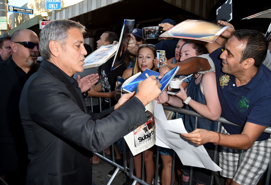 Джордж Клуни раздаде автогарфи на премиерата на новия си филм
