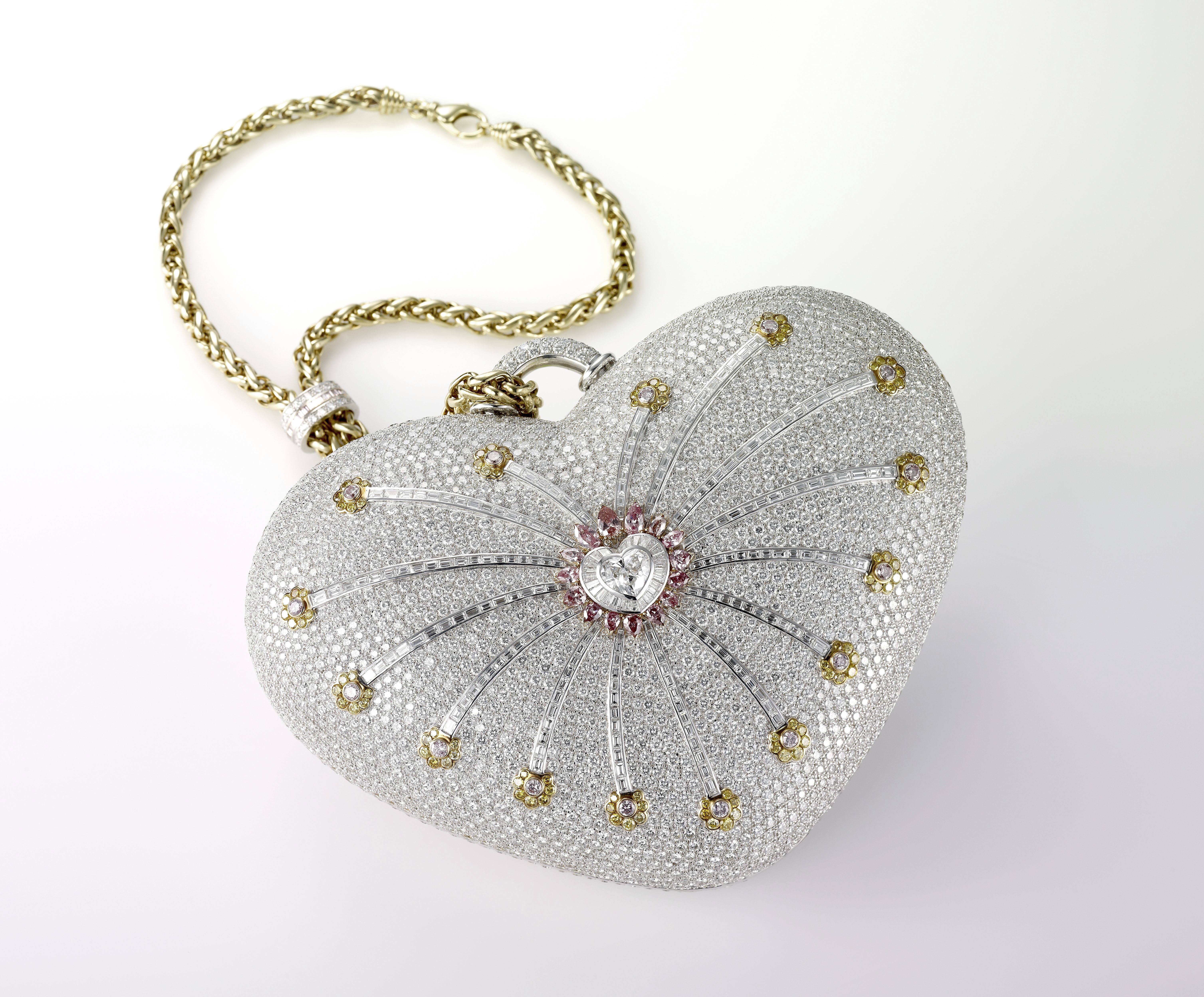 Дамска чанта в света под формата на сърце, оценена на 3,8 милиона долара