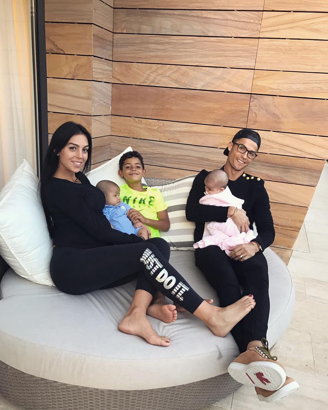 Кристиано Роналдо и Джорджина Родригес с децата на Роналдо