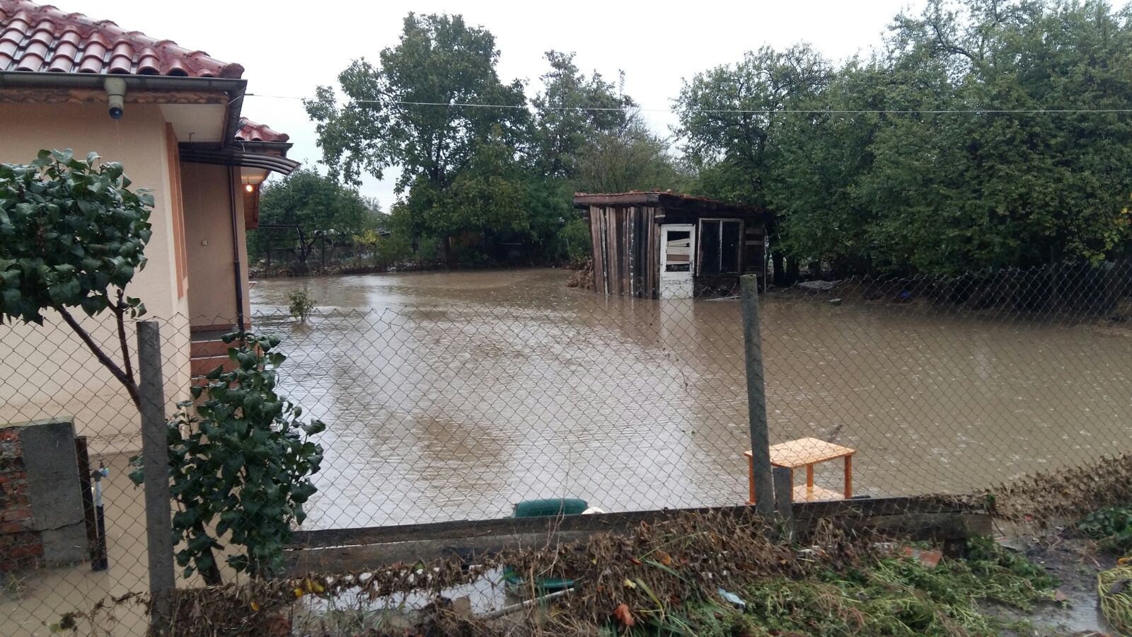 Скъсана дига след порой евакуира село в Бургаско