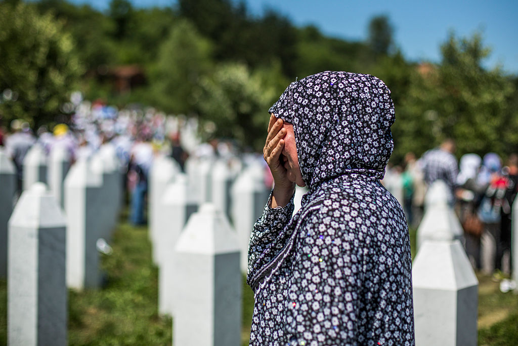 Мюсюлманка оплаква жертви на клането при Сребреница