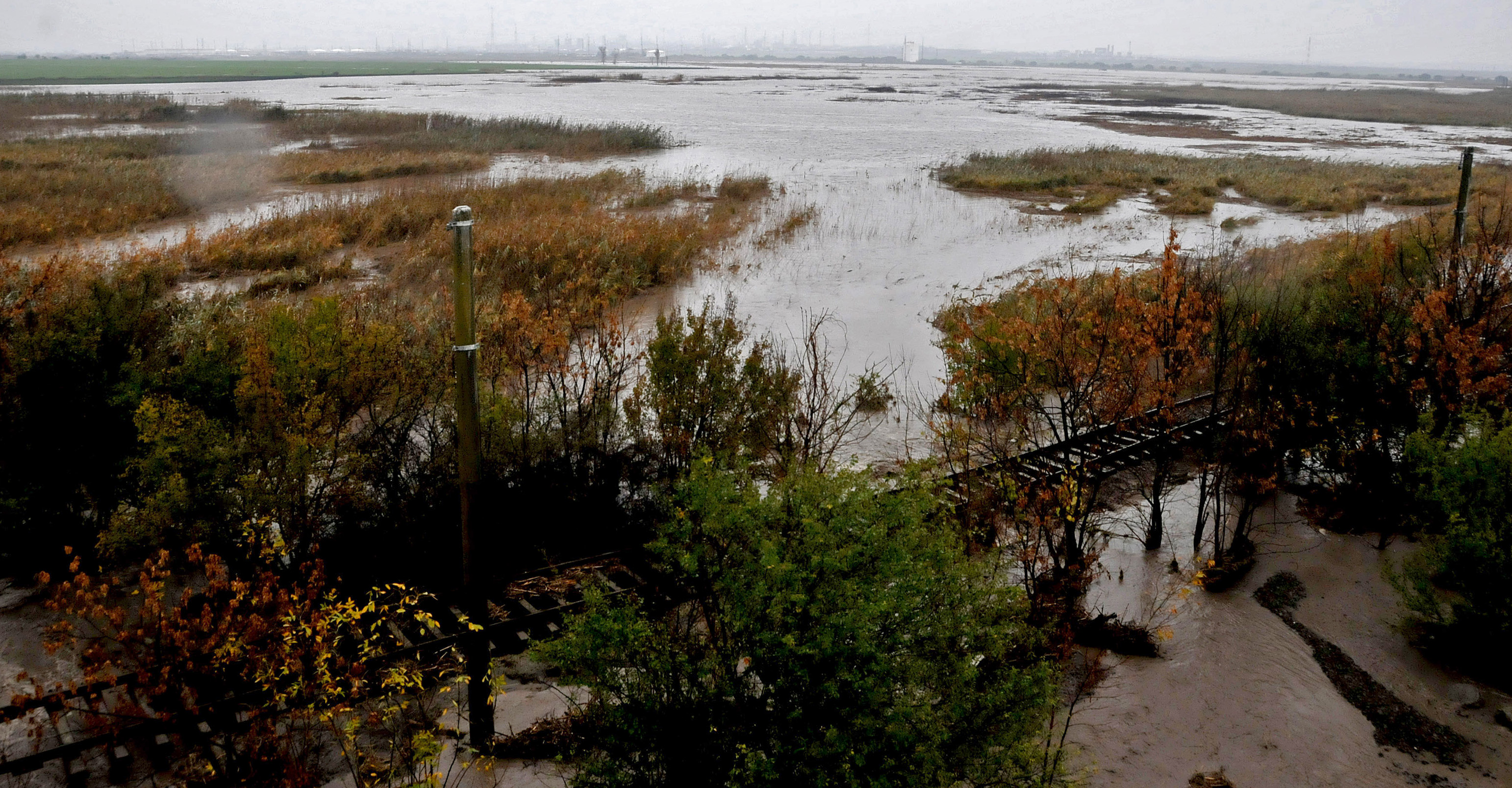 Проливните дъждове до 150-170 литра на кв. м наводниха големи площи в Бургаско