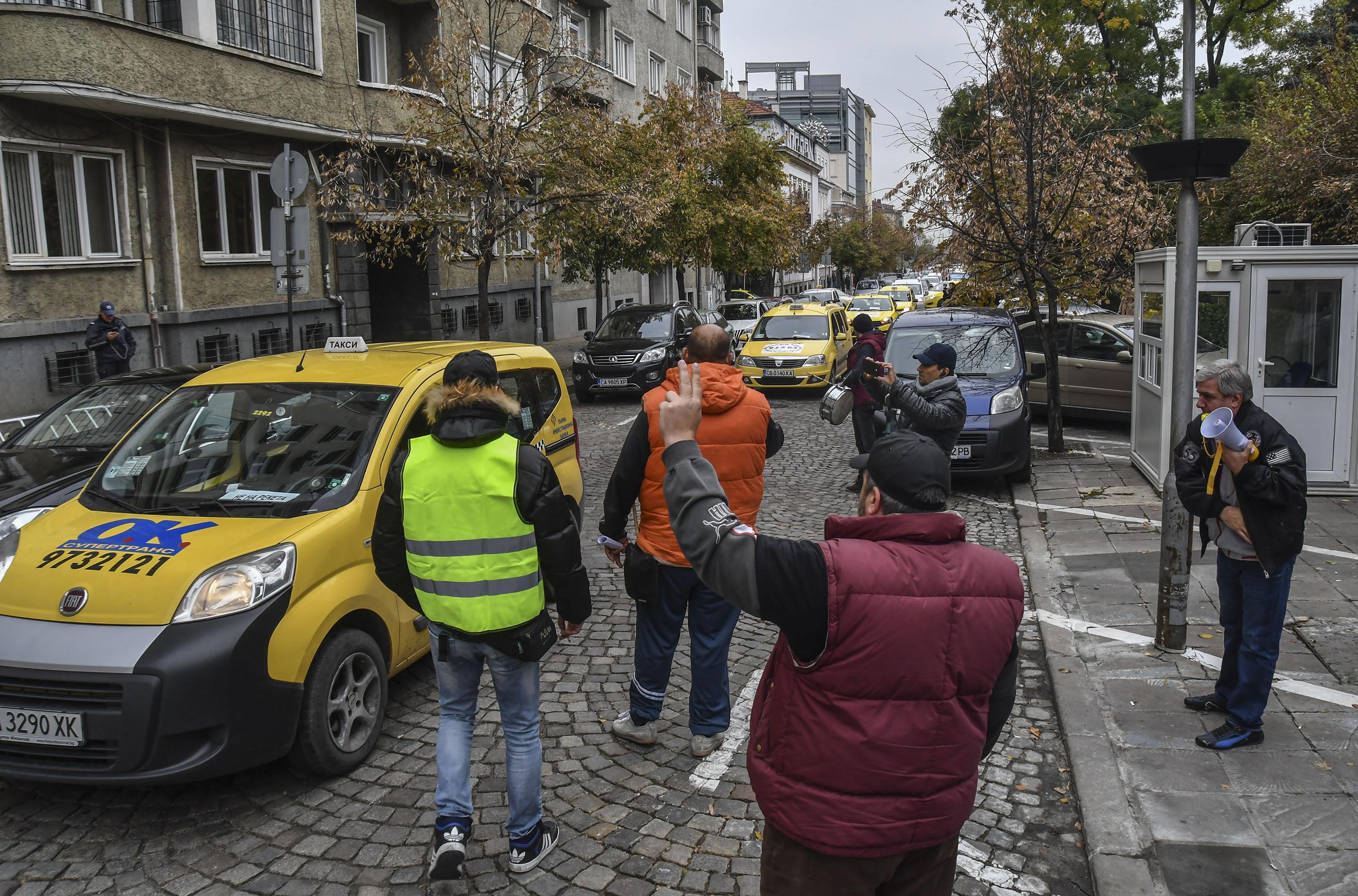 Поръчката на такси през последните седмици в София е трудна