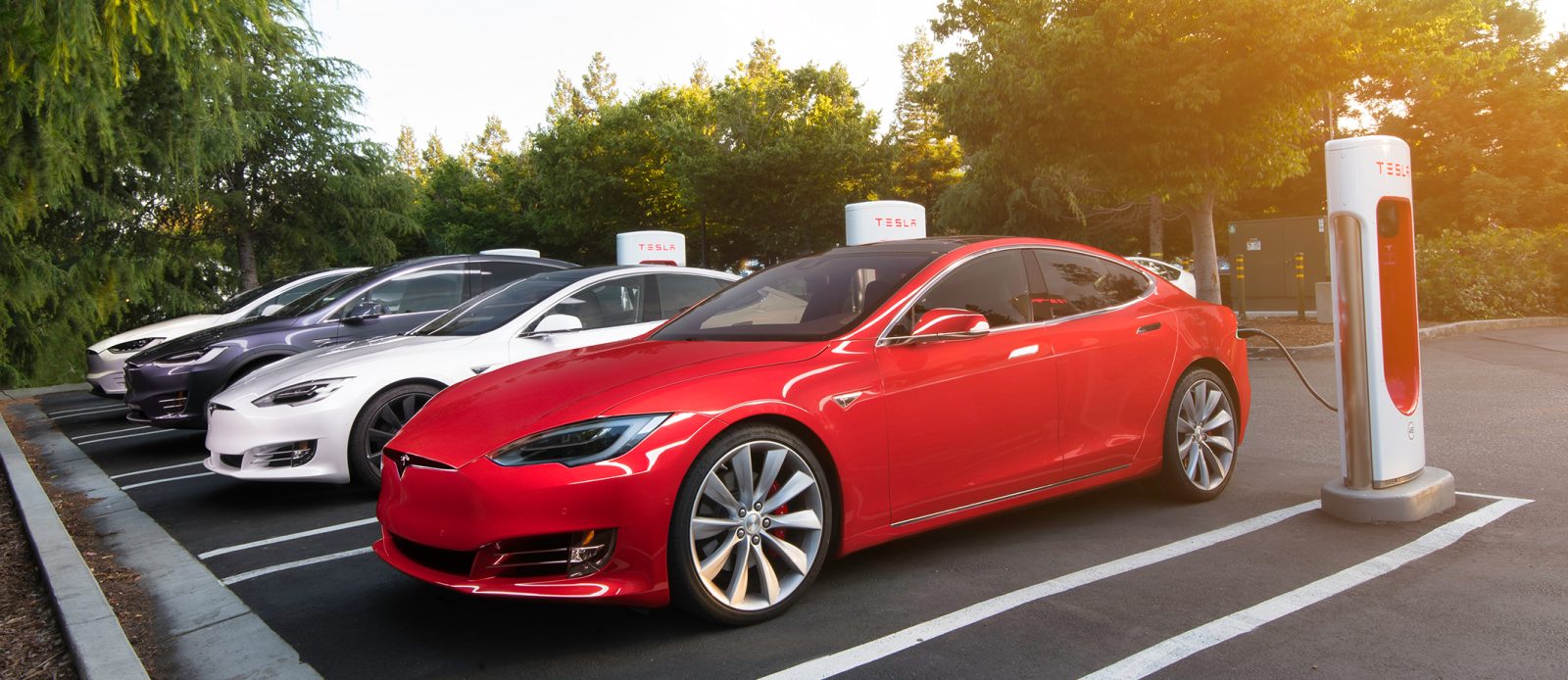 Tesla Model S  е по-търсена от Mercedes S-Class