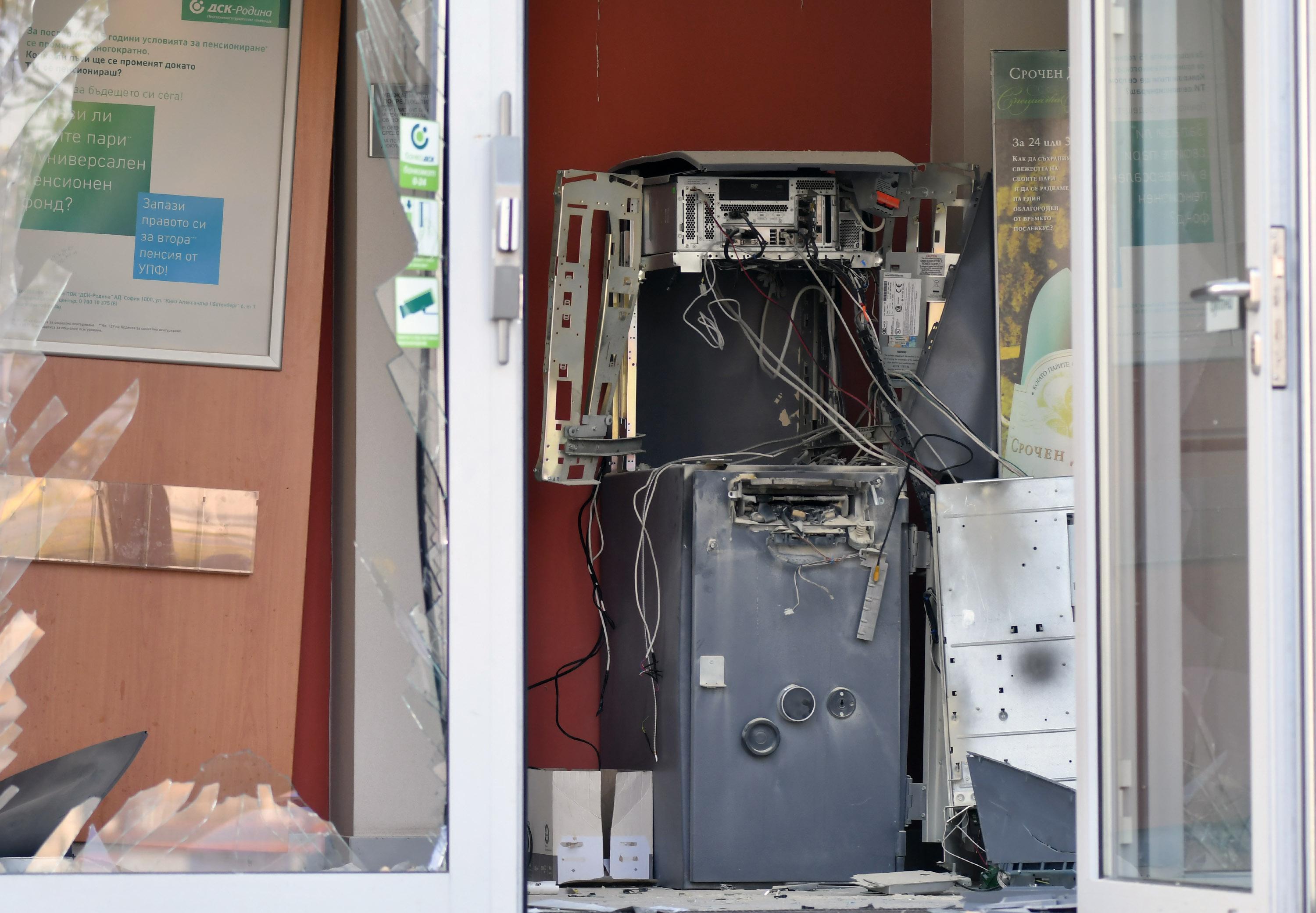 Единият взривен банкомат бил празен (снимки)