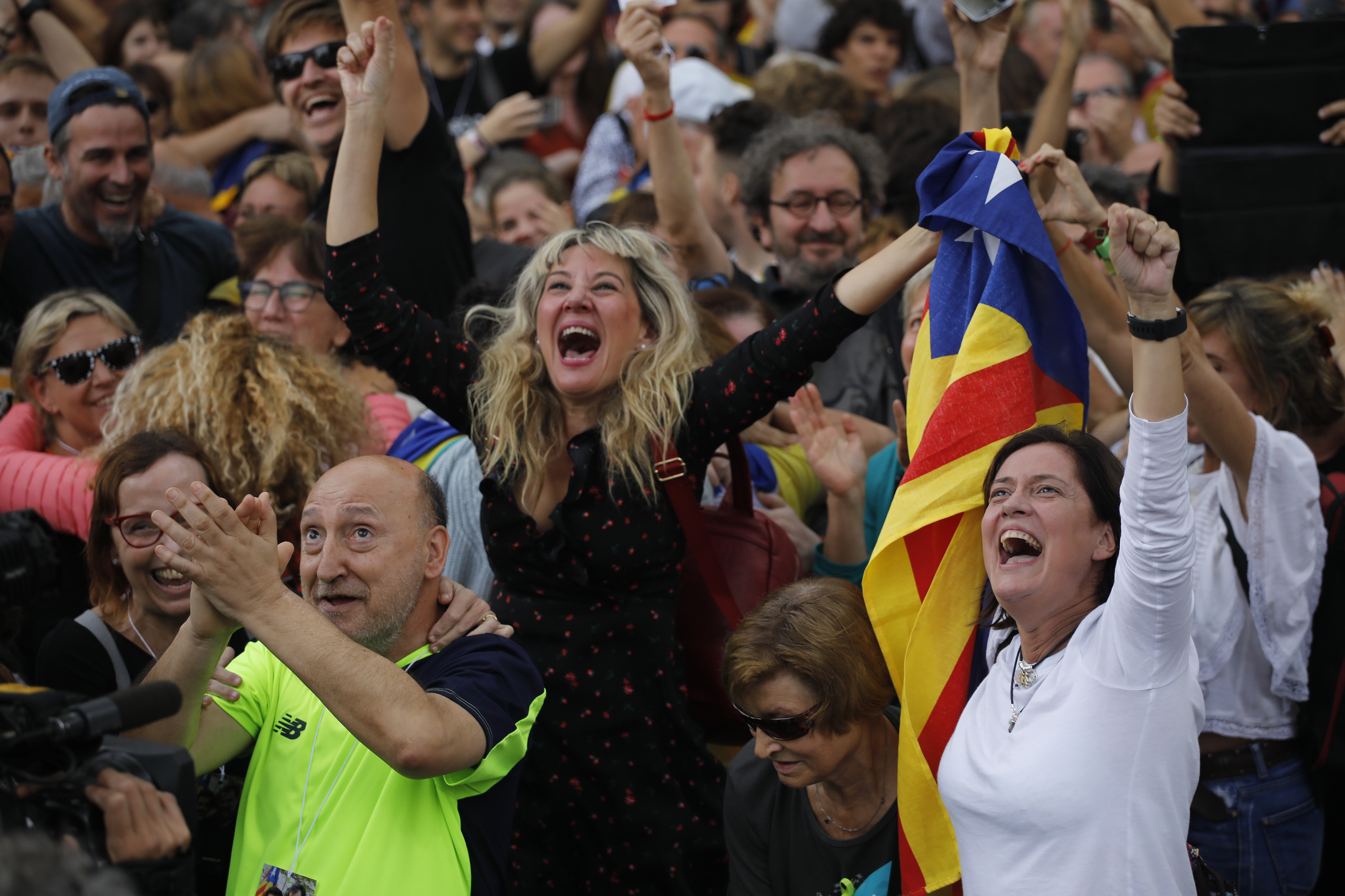 Радващи се хора, след като парламентът на Каталуния гласува независимост от Испания