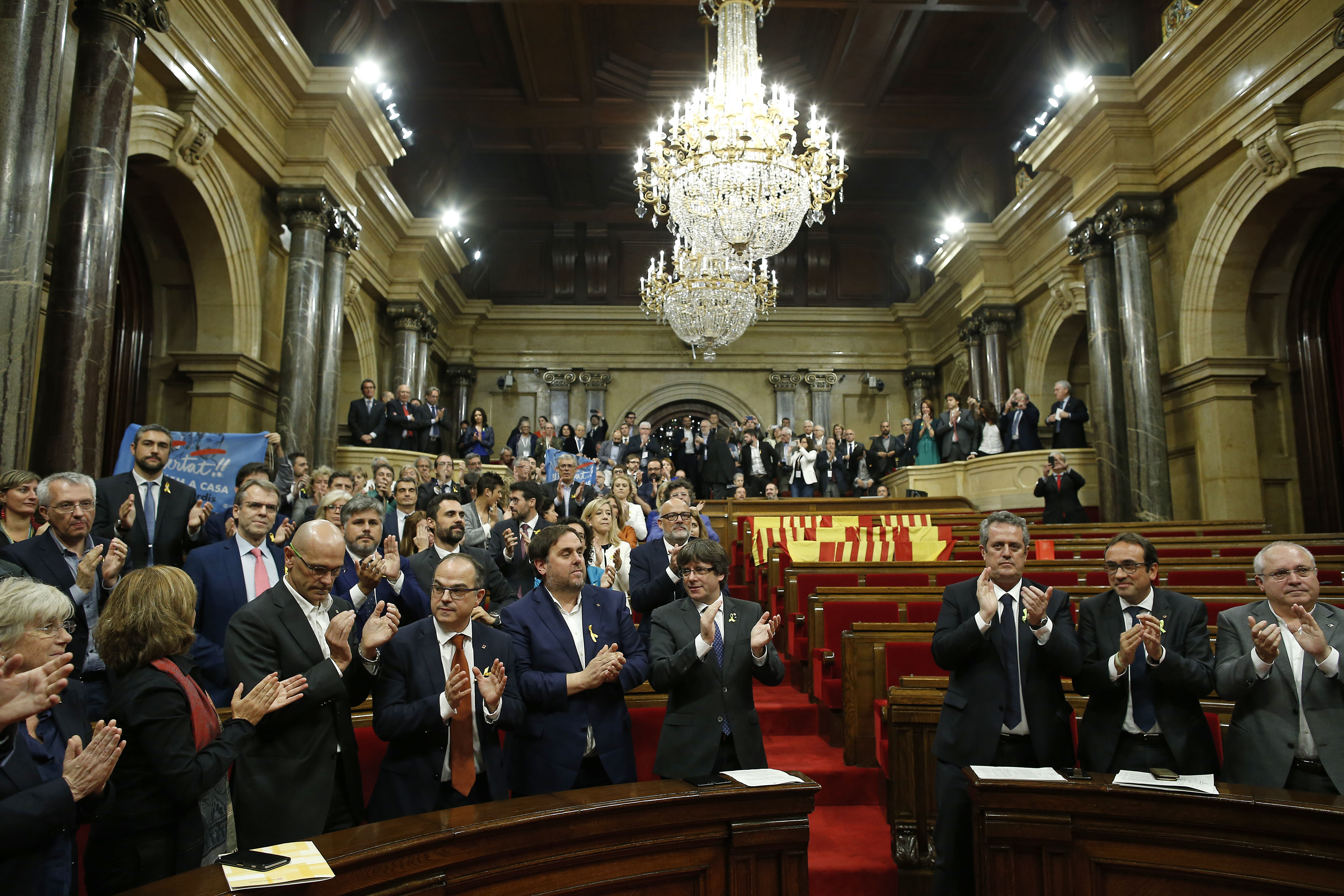 Каталунският парламент гласува независимостта, местата на опозицията са празни