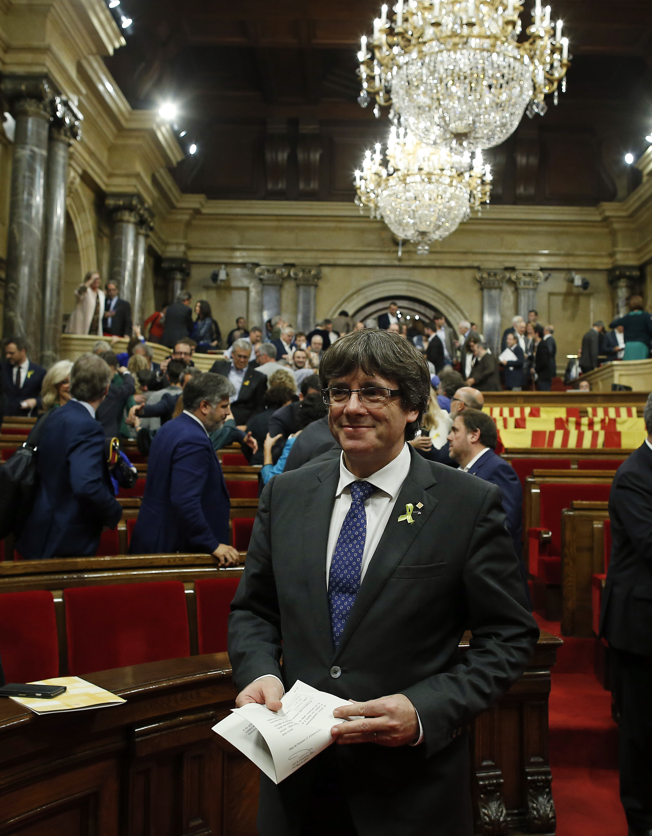 Карлес Пучдемон след гласуването на независимостта в каталунския парламент в Барселона