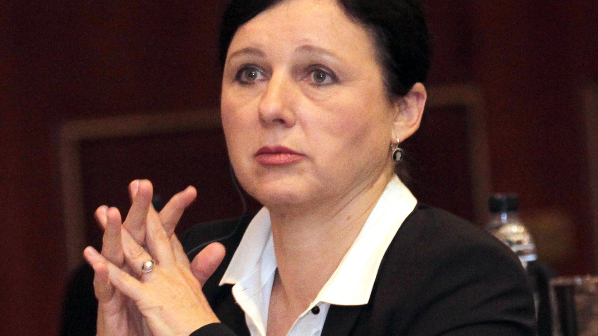 Еврокомисар: Искаме по-ефикасна борба с корупцията у вас