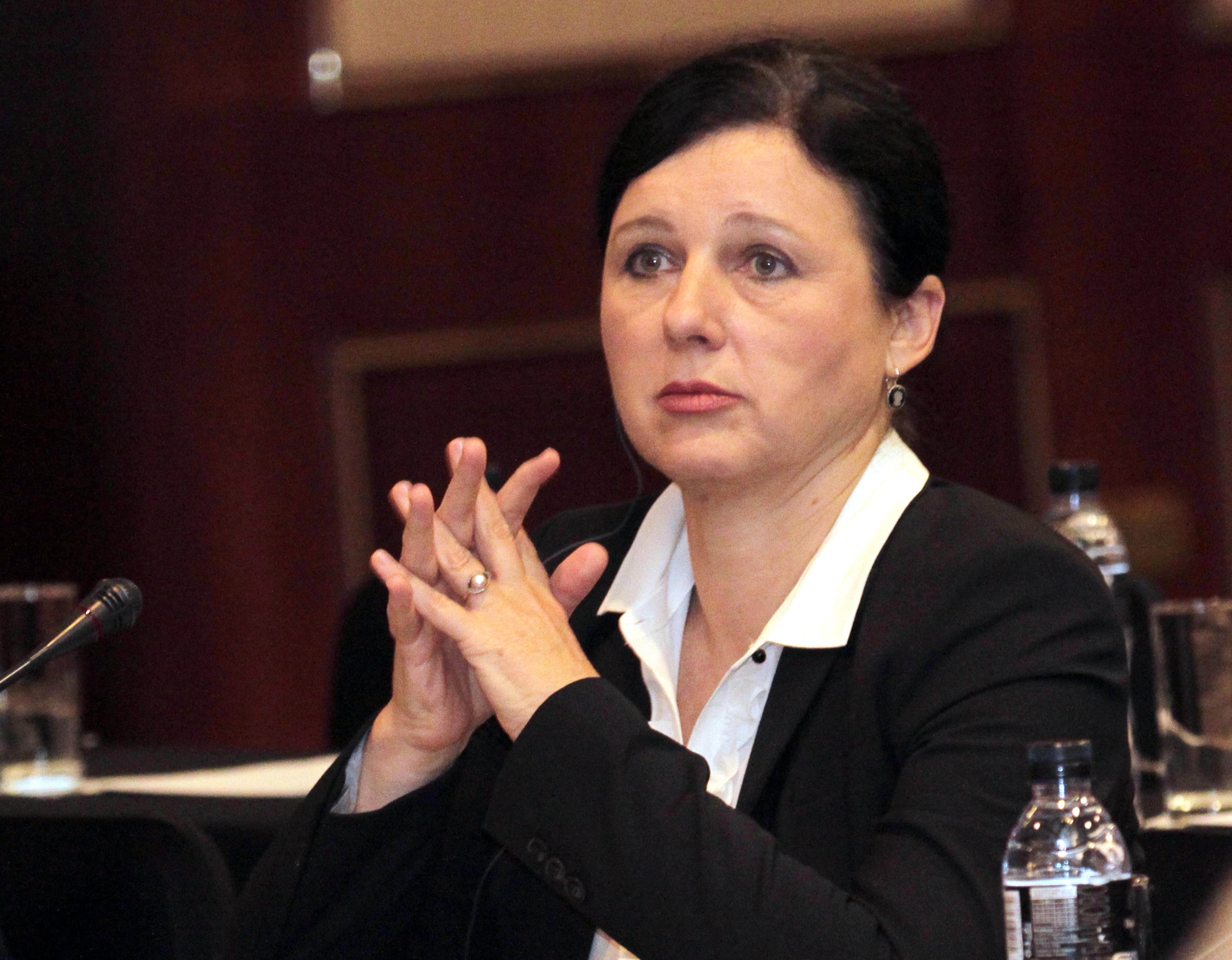Еврокомисар Вера Йоурова вече е отговорила на писмото на българката