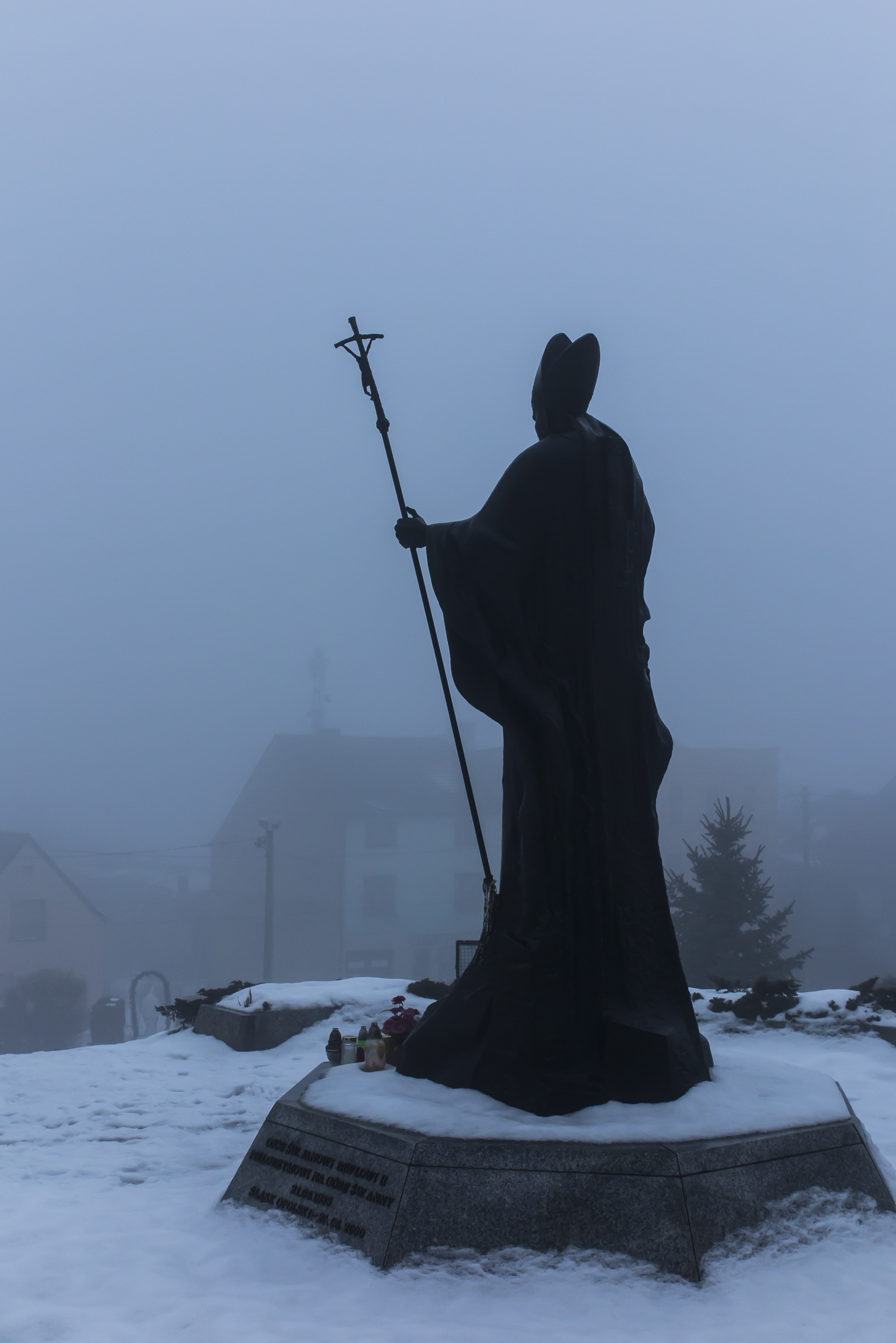 Поляците не биха позволили да бъде премахнат кръста от паметника на техния сънародник-папа