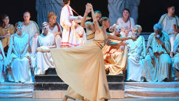 С костюми тежки по пет килограма танцуват канкан балерините в "Орфей в ада"