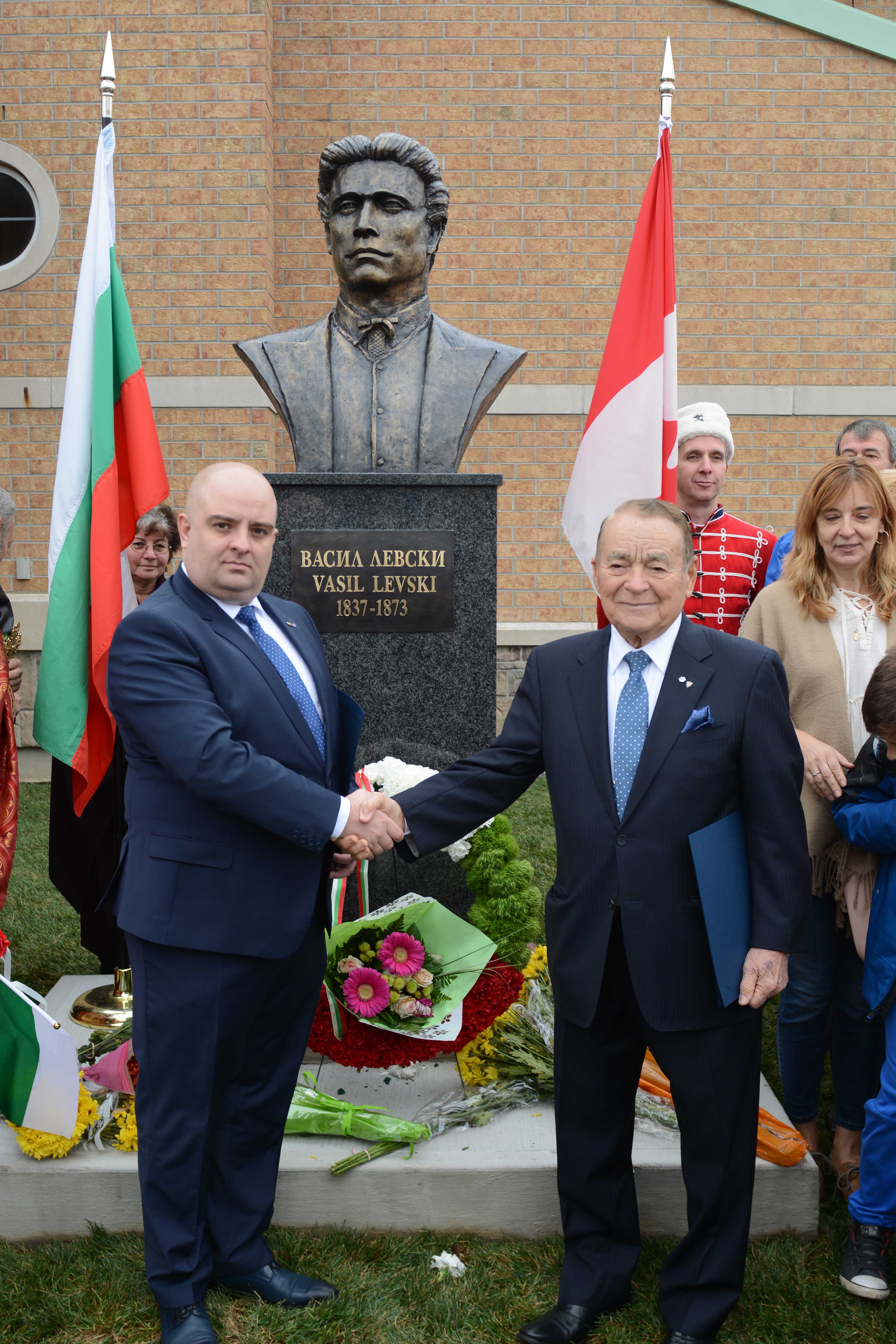 Игнат Канев (вдясно) пред новооткрития паметник на Васил Левски