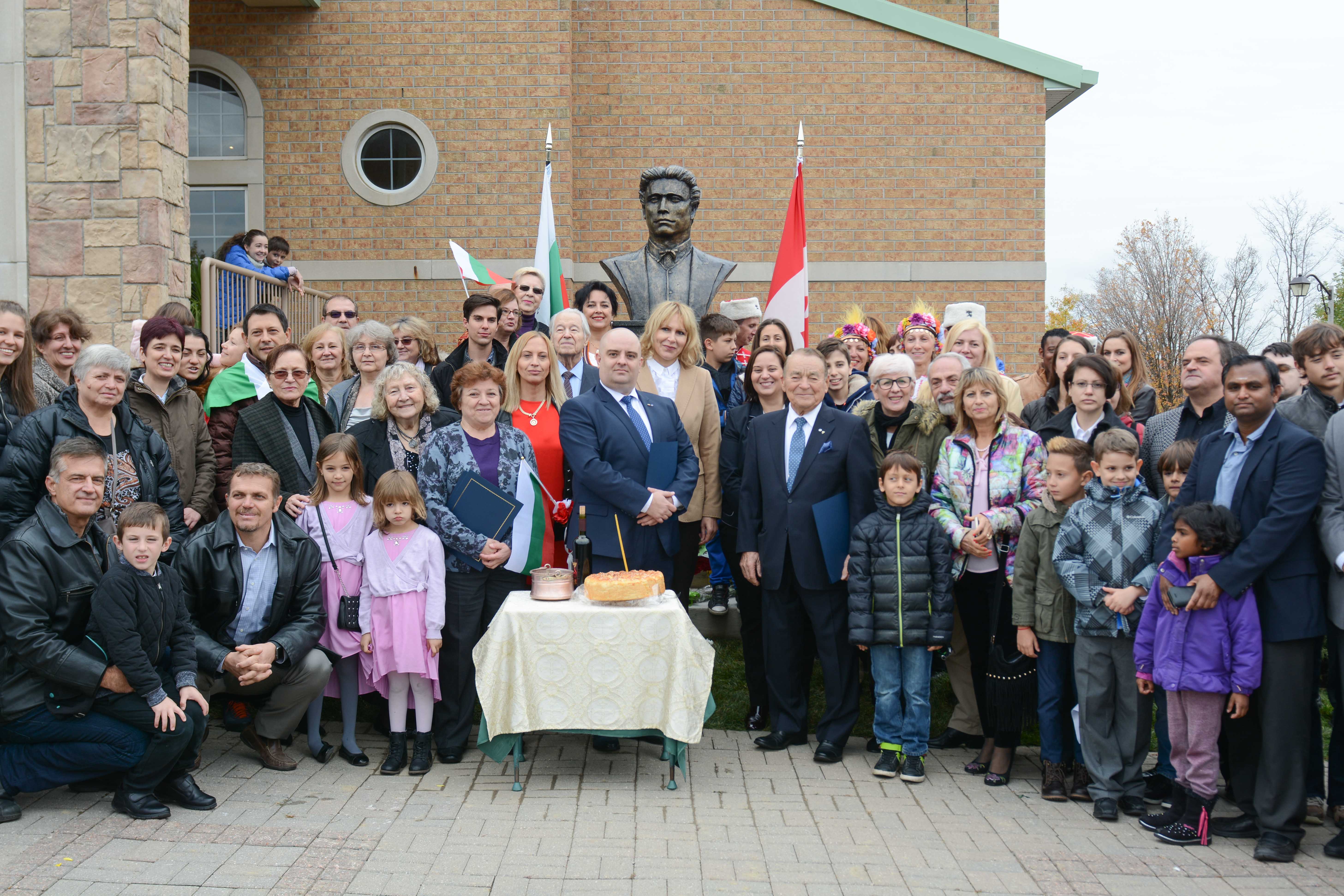 Множество българи се събраха за церемонията по откриване на паметника