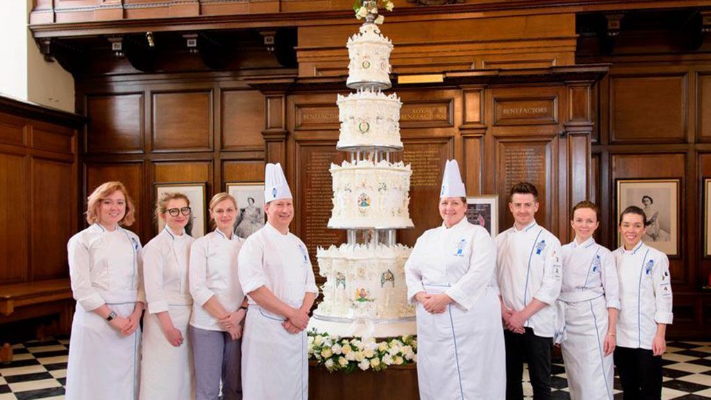 Направиха нова сватбена торта за Елизабет II