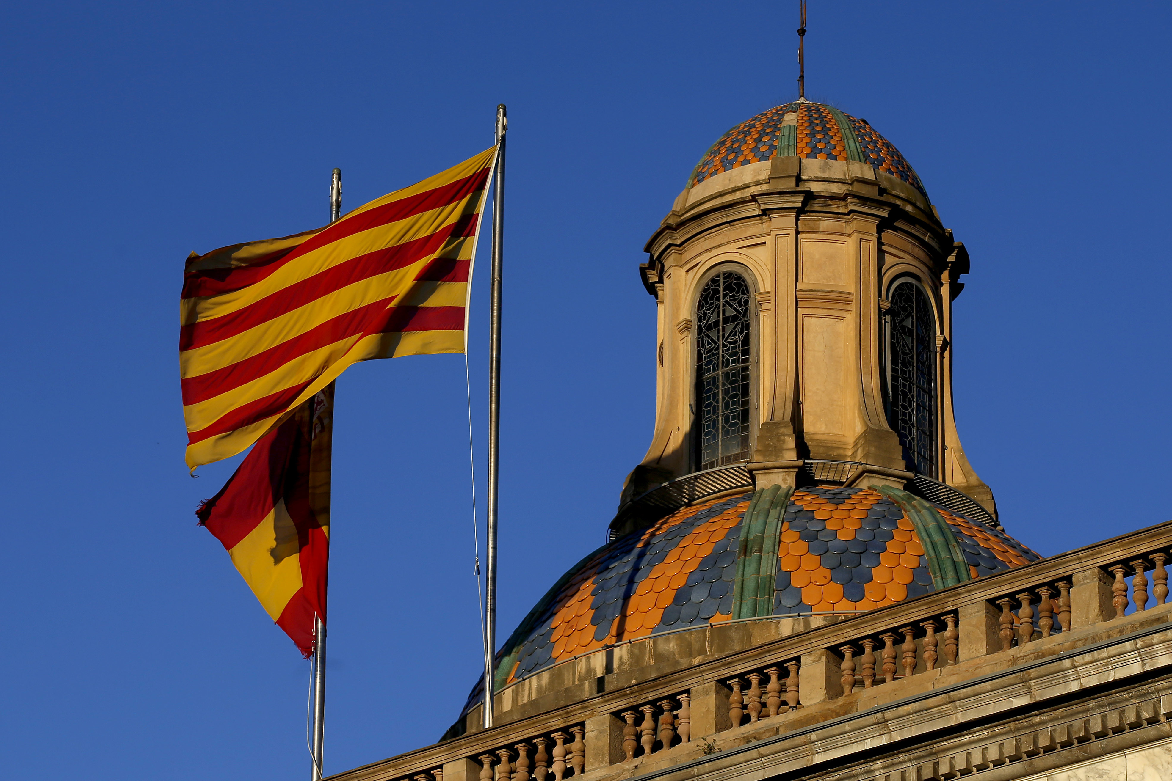 Каталунското знаме се вее редом с испанското над парламента на Каталуния в Барселона