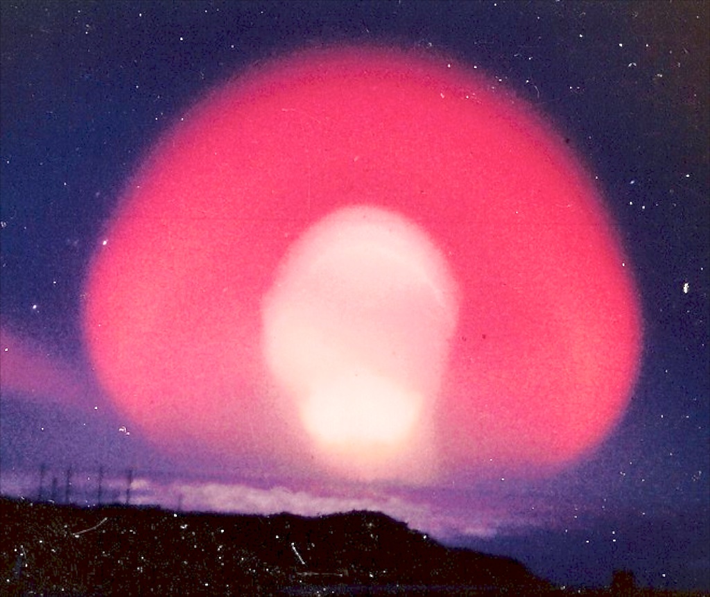 Ядрена експлозия в космоса, гледана от земята