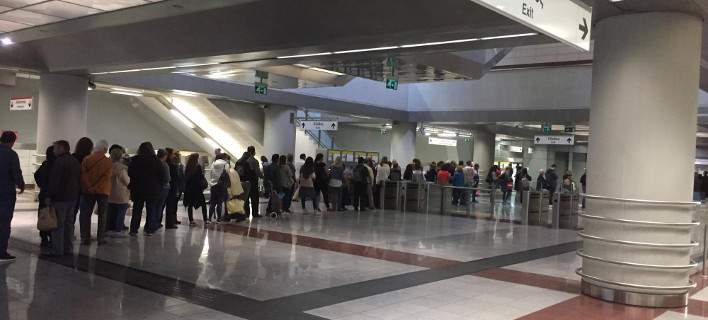 Атина минава на е-билет, хаос и припаднали в метрото