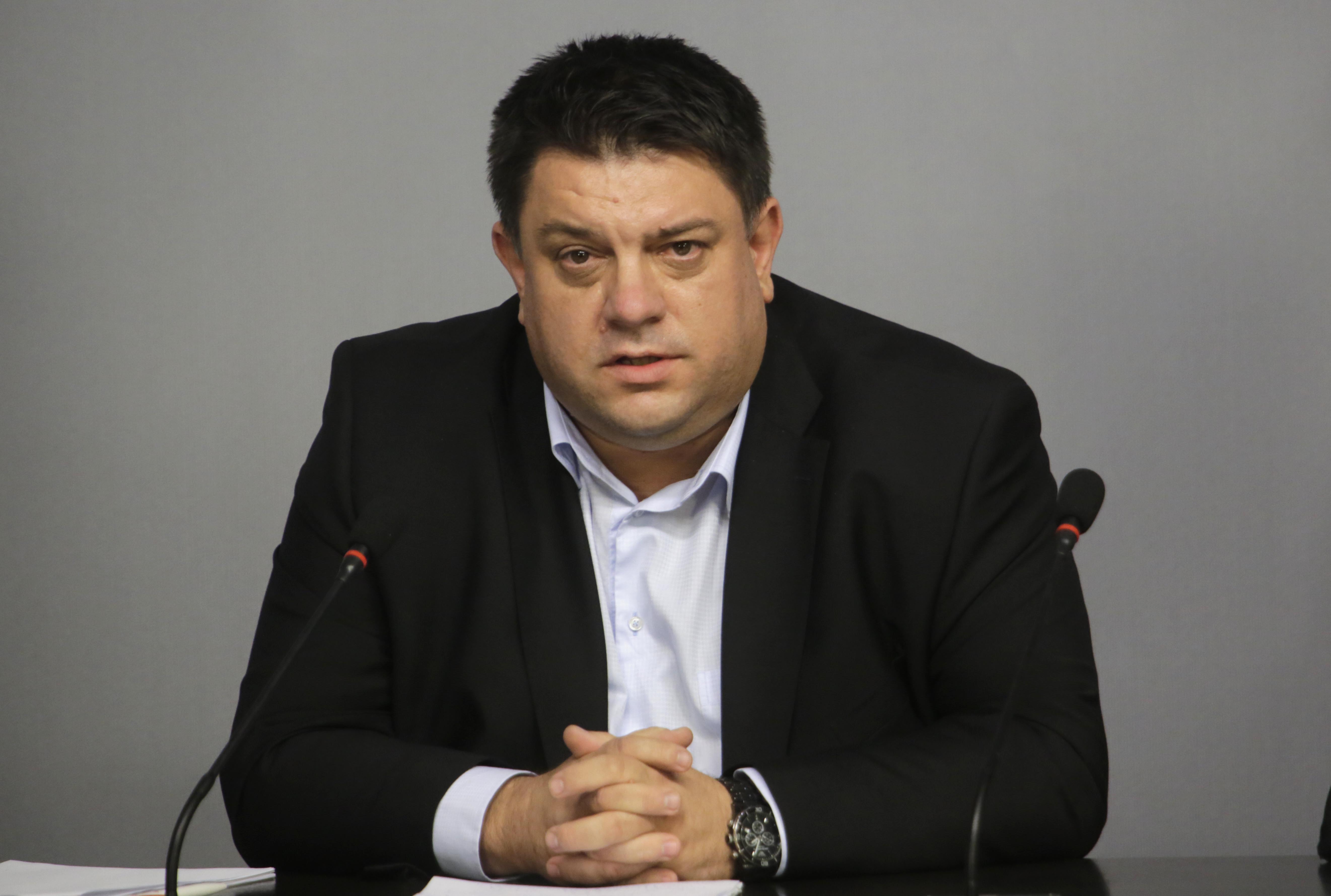 Зафиров към Каракачанов: Дружество МОБА върви към фалит