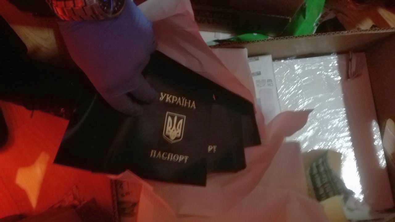 Разкриха две работилници за фалшиви паспорти