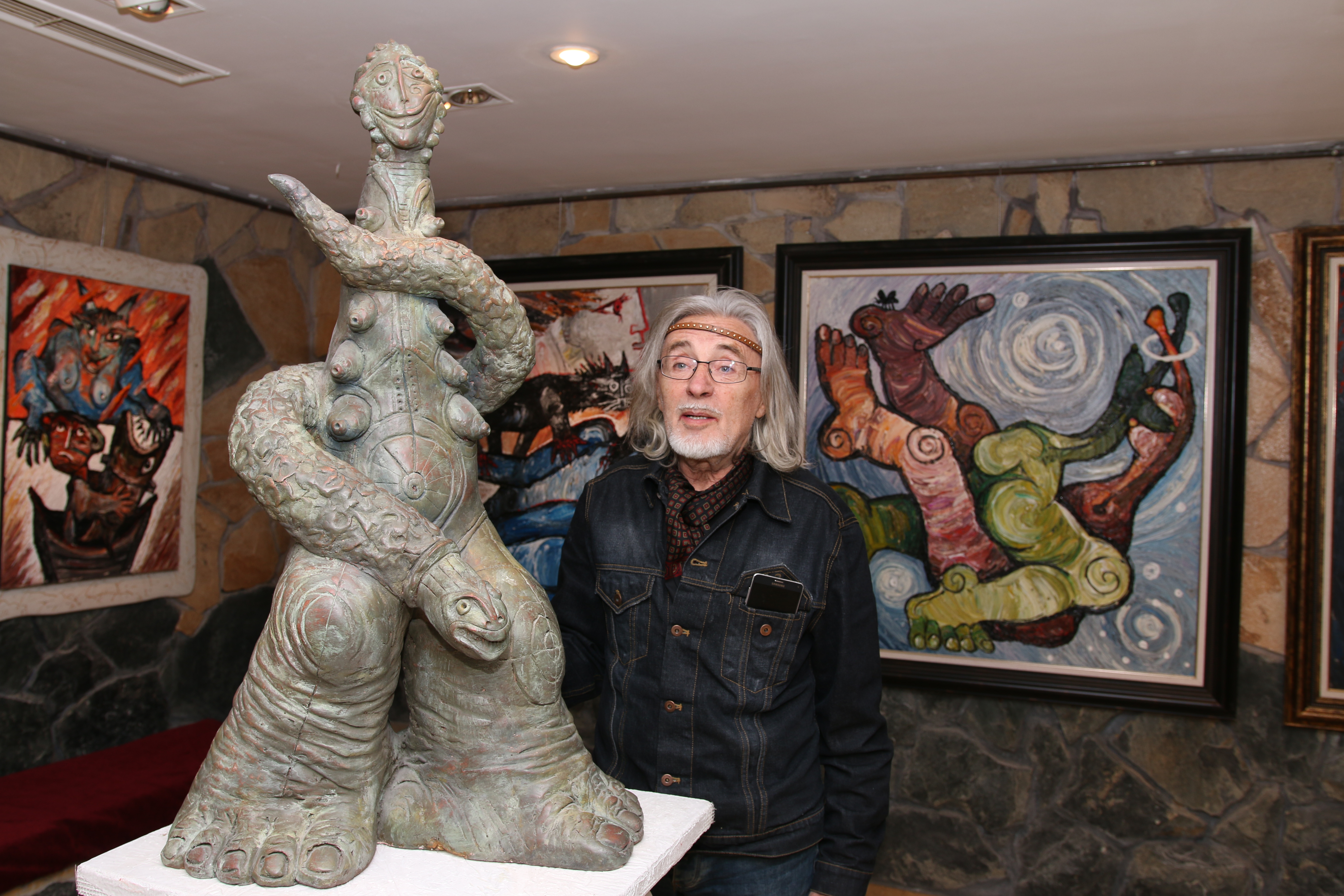 Калин Ставрев пред скулптурата си ”Живот”