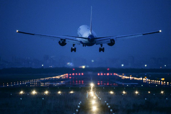 Пътнически самолет, летящ от Москва за Турция, кацна извънредно в Украйна