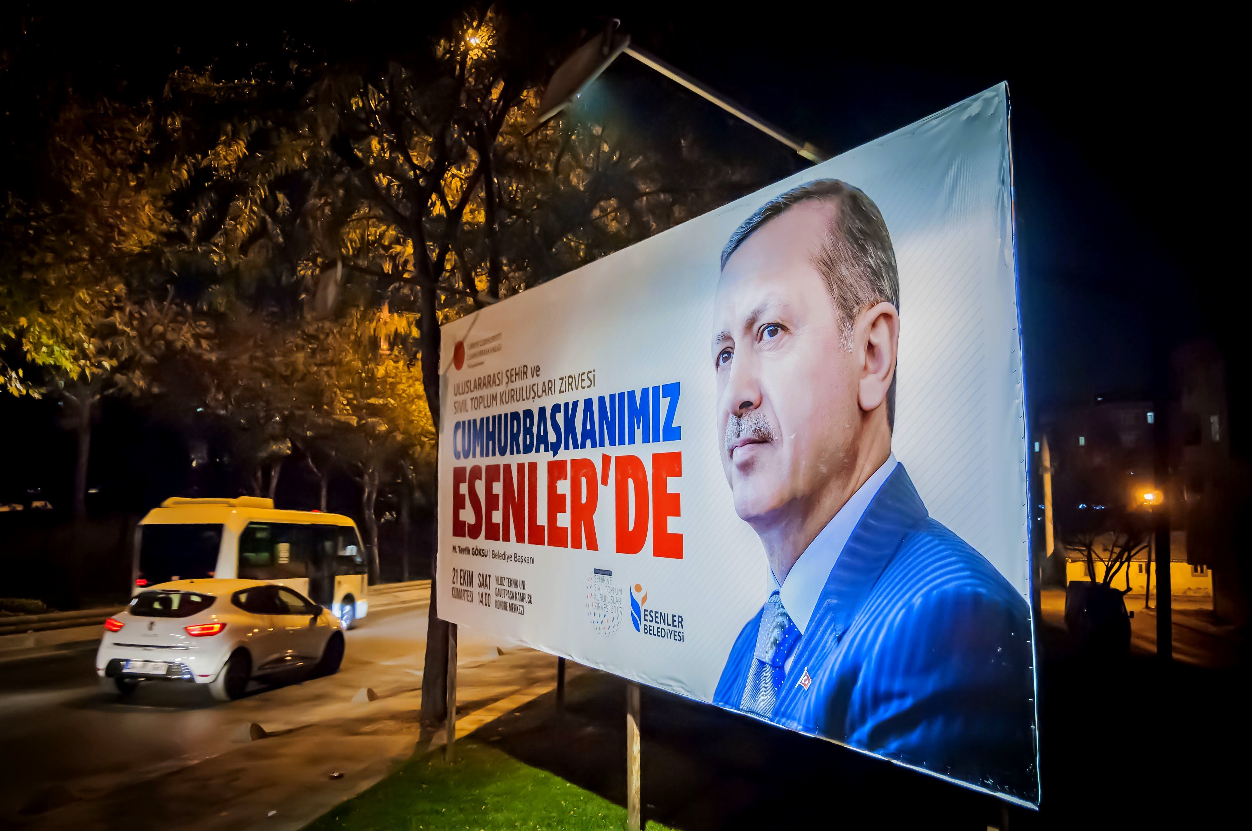 Плакати с образа на Ердоган заливат Турция