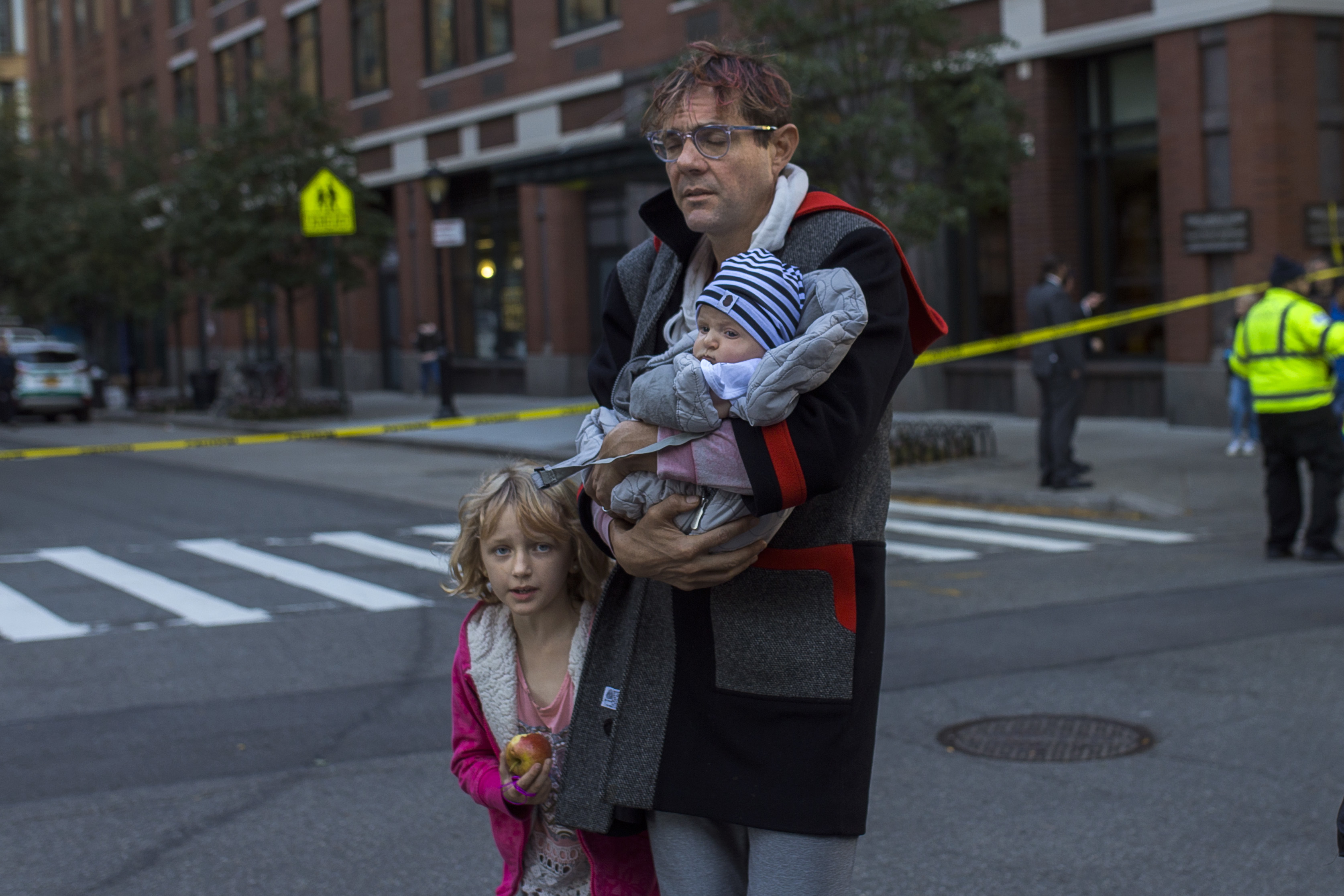 Баща извежда двете си деца извън мястото на атаката с кола в Долен Манхатън в Ню Йорк
