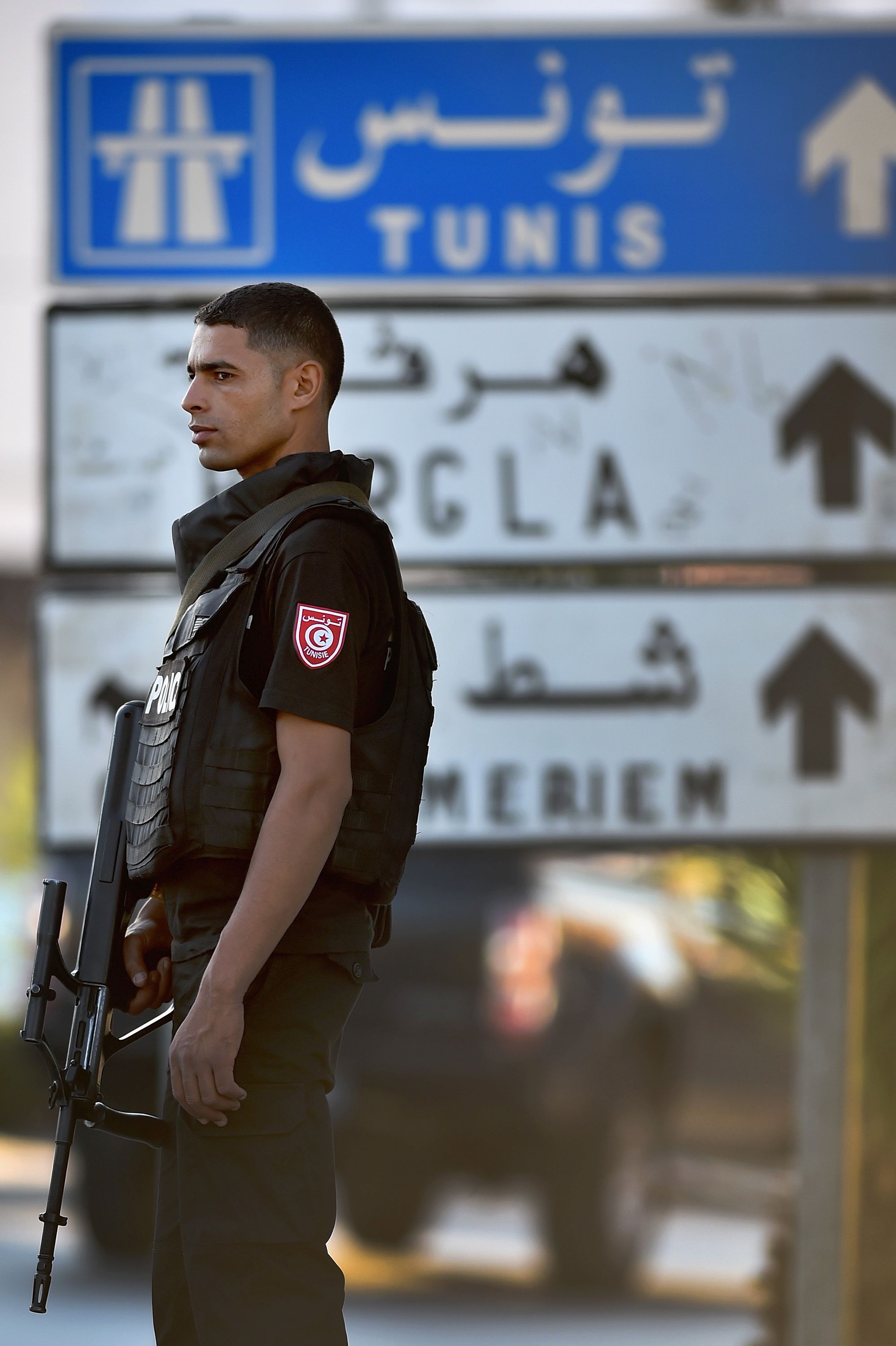 Джихадист нападна с нож двама полицаи в Тунис