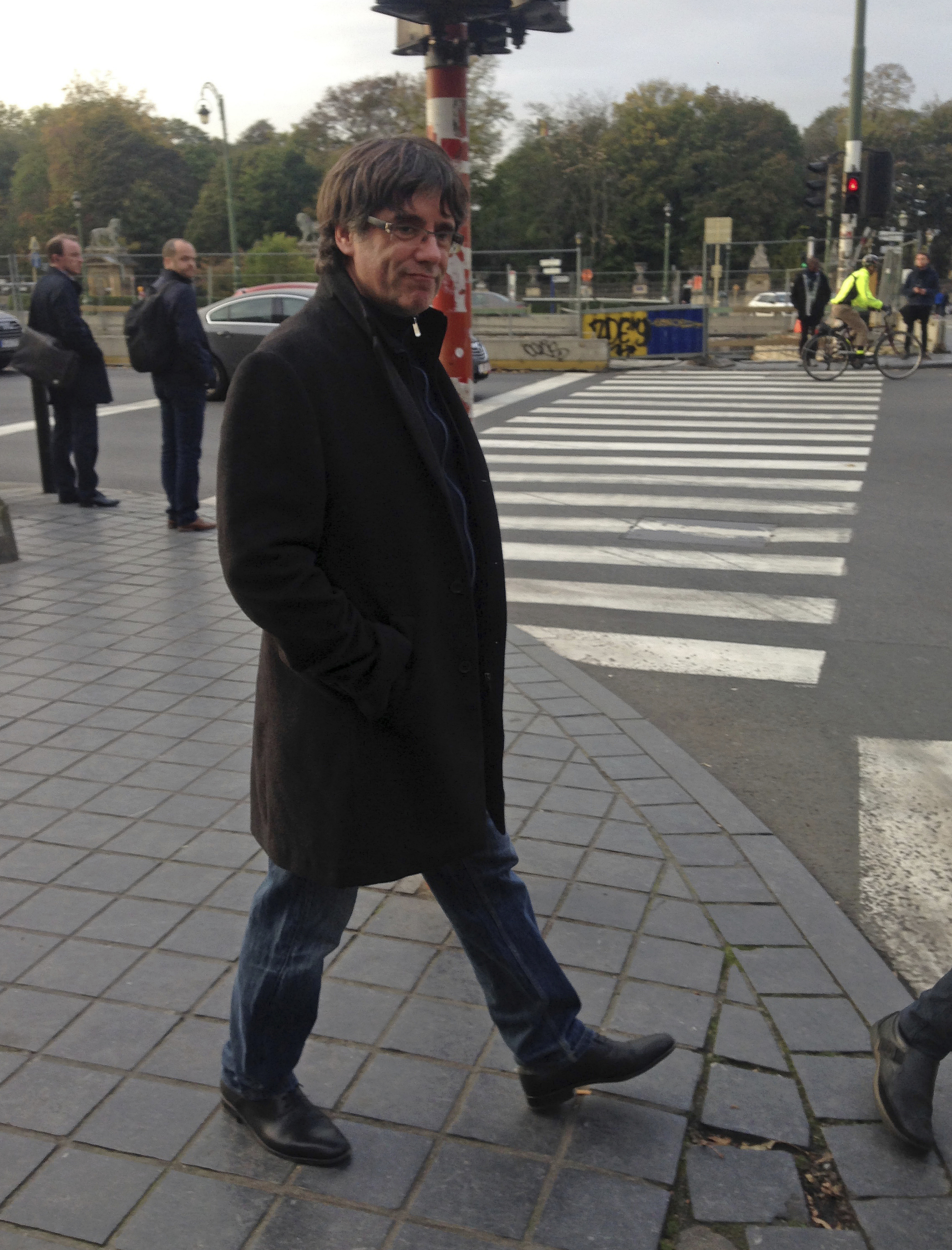 Карлес Пучдемон се разхожда по улиците на Брюксел след дадената пресконференция