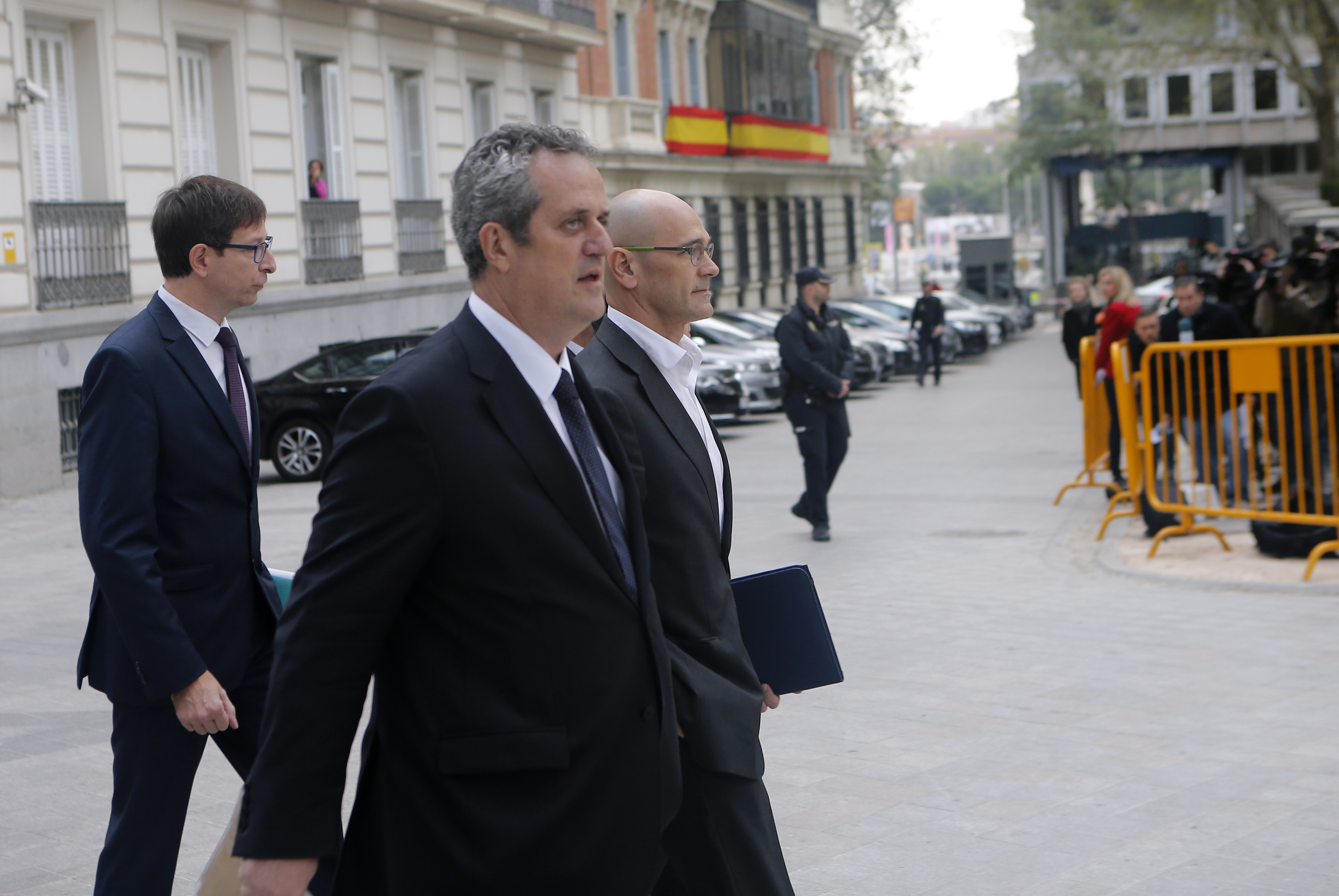 Мадрид иска арест за 8 членове на каталунското правителство