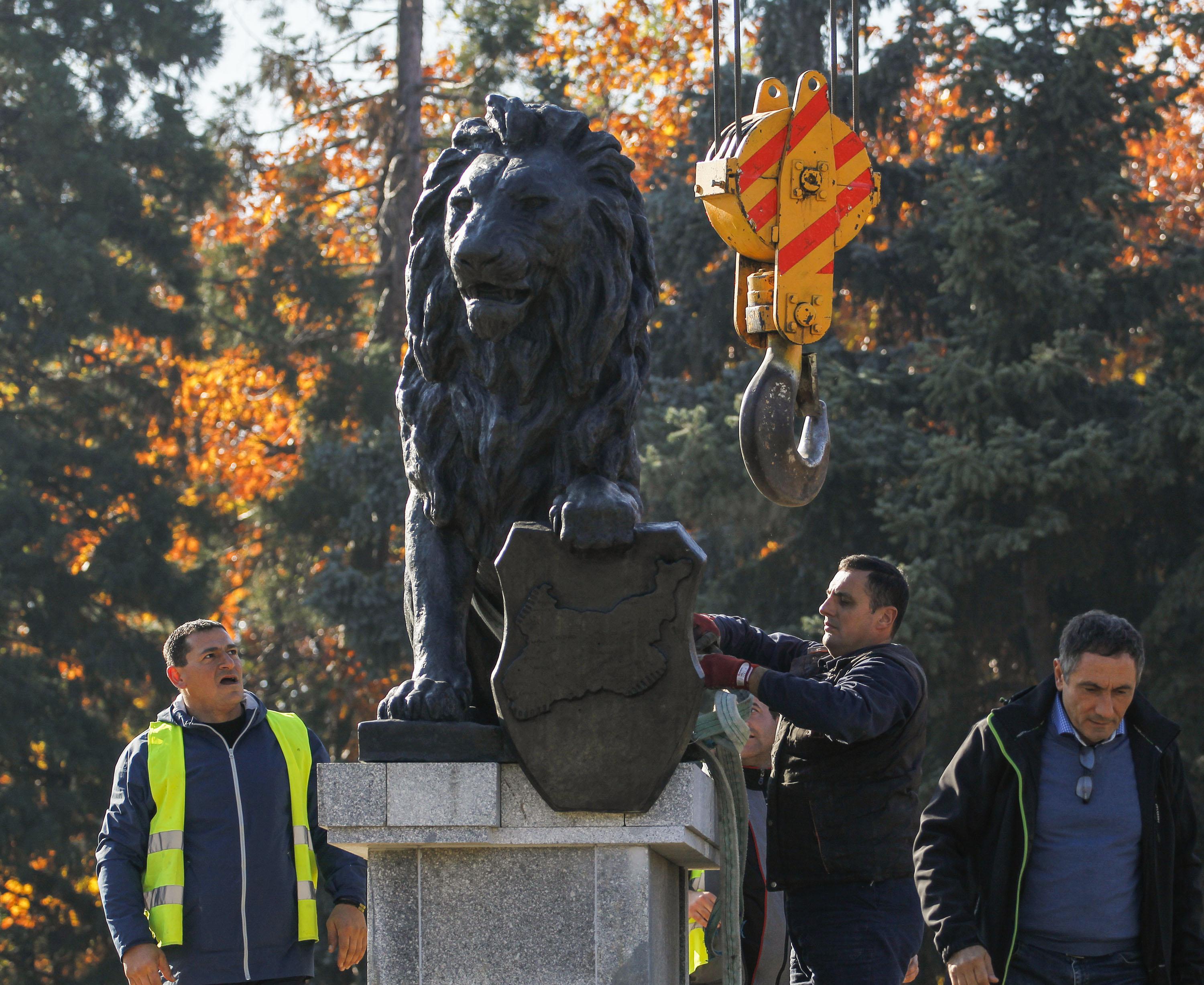 Лъвът от мемориала на Първи и Шести пехотен полк зае мястото си пред НДК