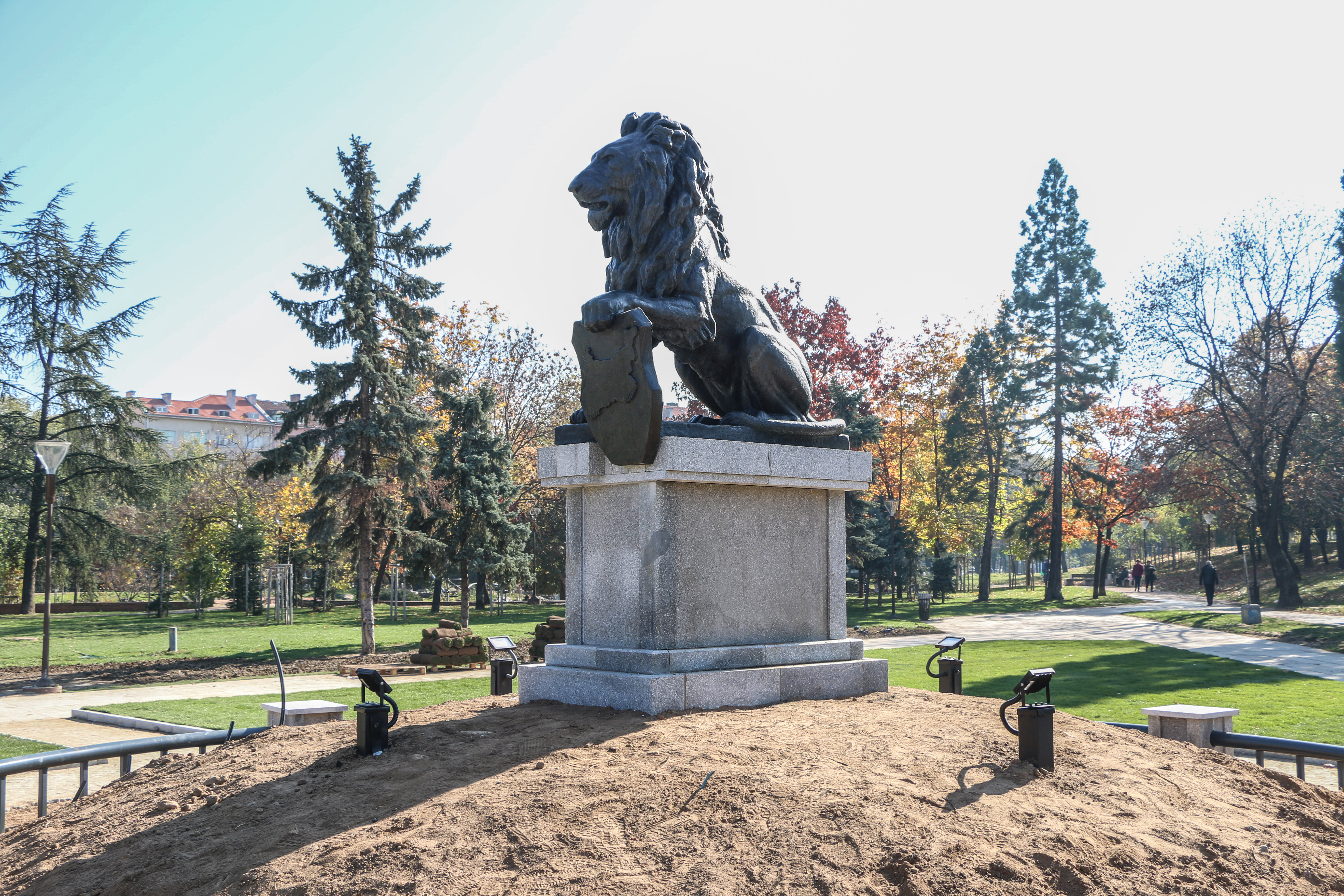 Лъвът от мемориала на Първи и Шести пехотен полк зае мястото си пред НДК