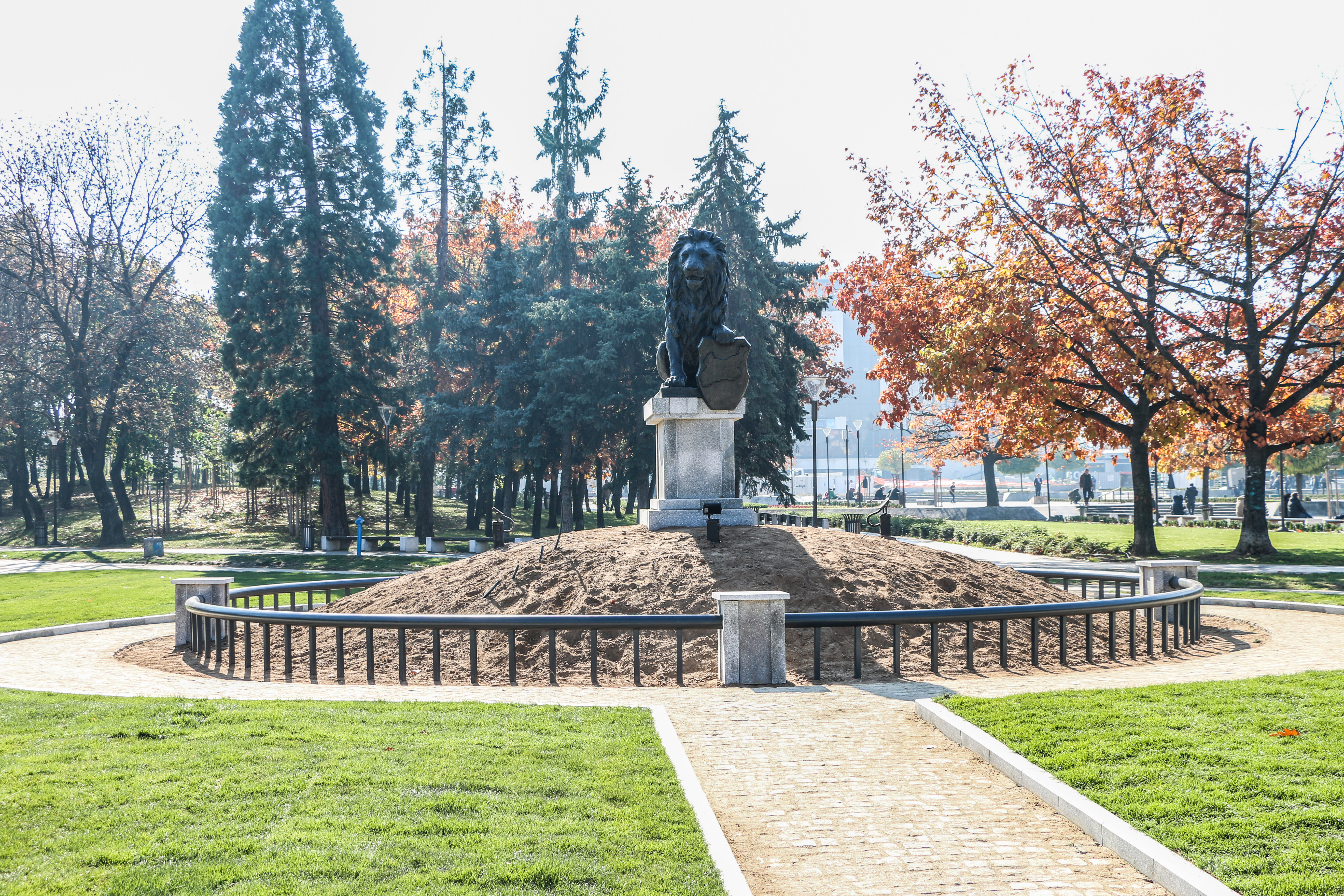 Лъвът от войнишкия мемориал беше поставен пред НДК