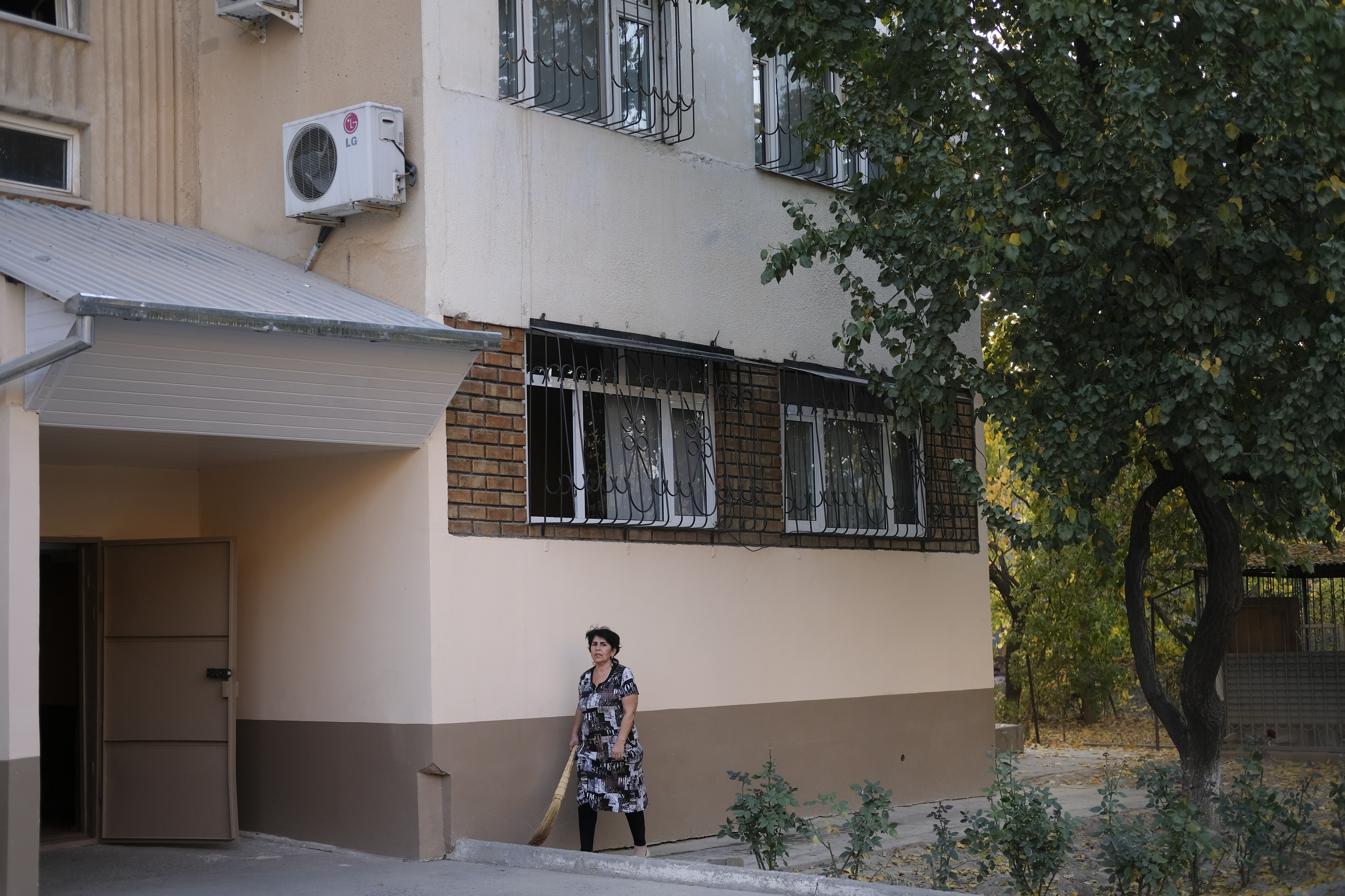 На първия етаж вдясно в този жилищен блок в Ташкент, Узбекистан, е живял Сайфуло Саипов от 1996 г. до 2006 г.
