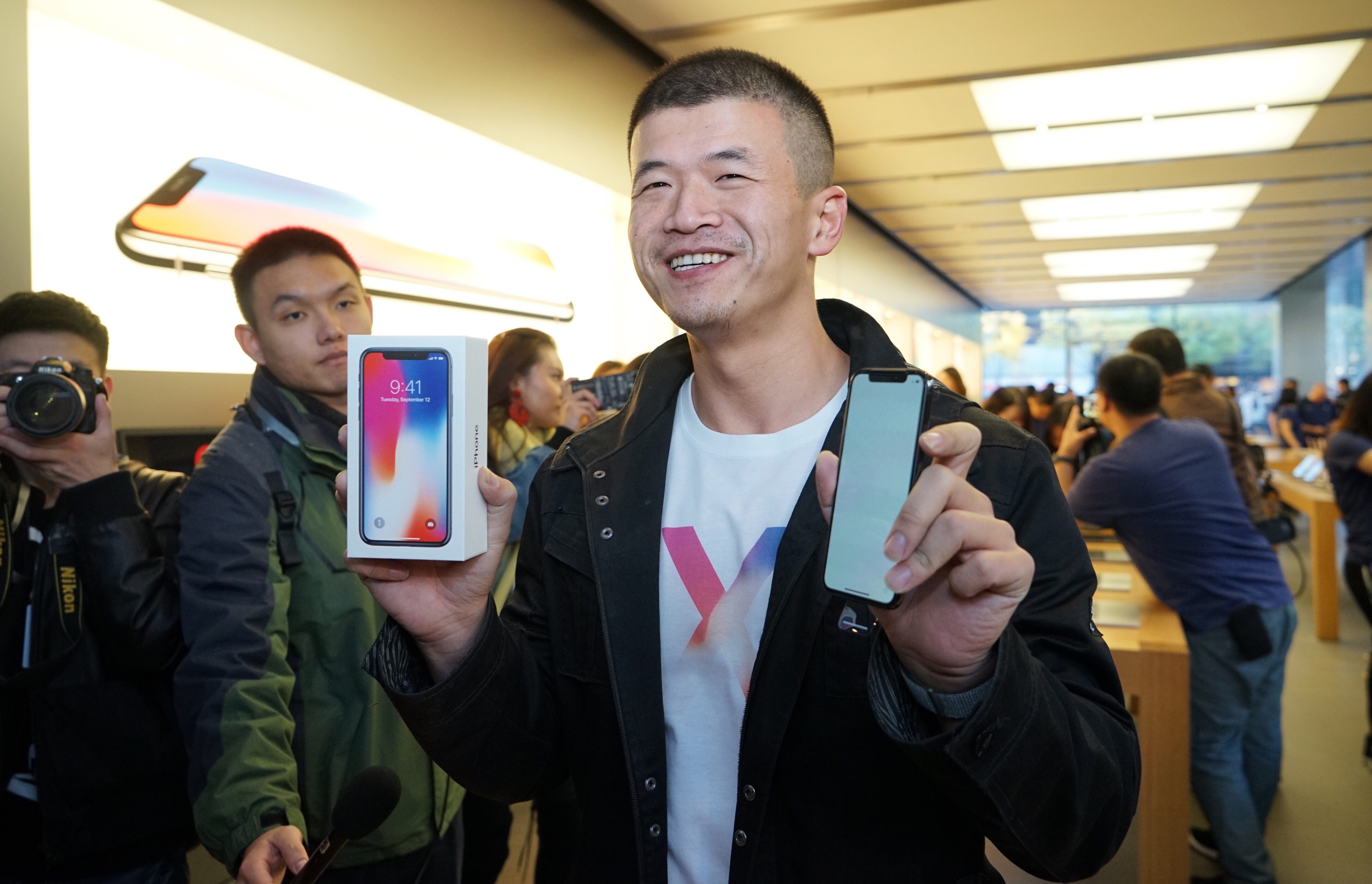 Огромни опашки от китайци за iPhone X (снимки)