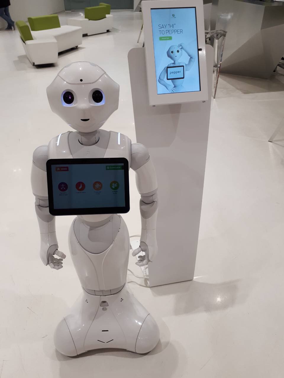 Робот ще посреща клиенти в Банка ДСК