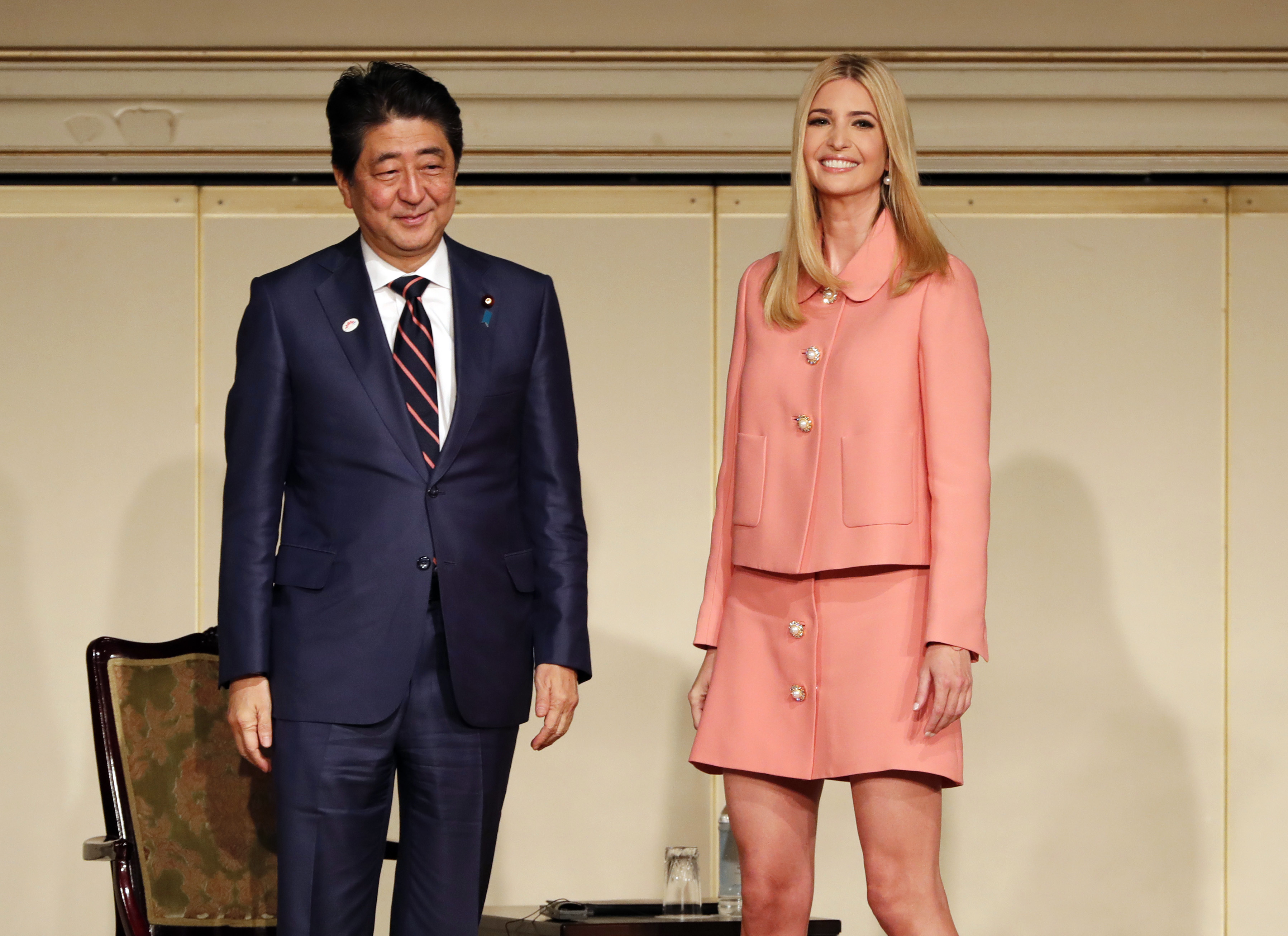 Японският премиер  Шиндзо Абе и Иванка Тръмп на Световната асамблея на жените в Токио