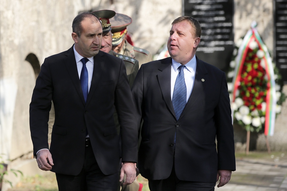 Президентът Румен Радев и министърът на отбраната Красимир Каракачанов на ритуала за Архангелова задушница