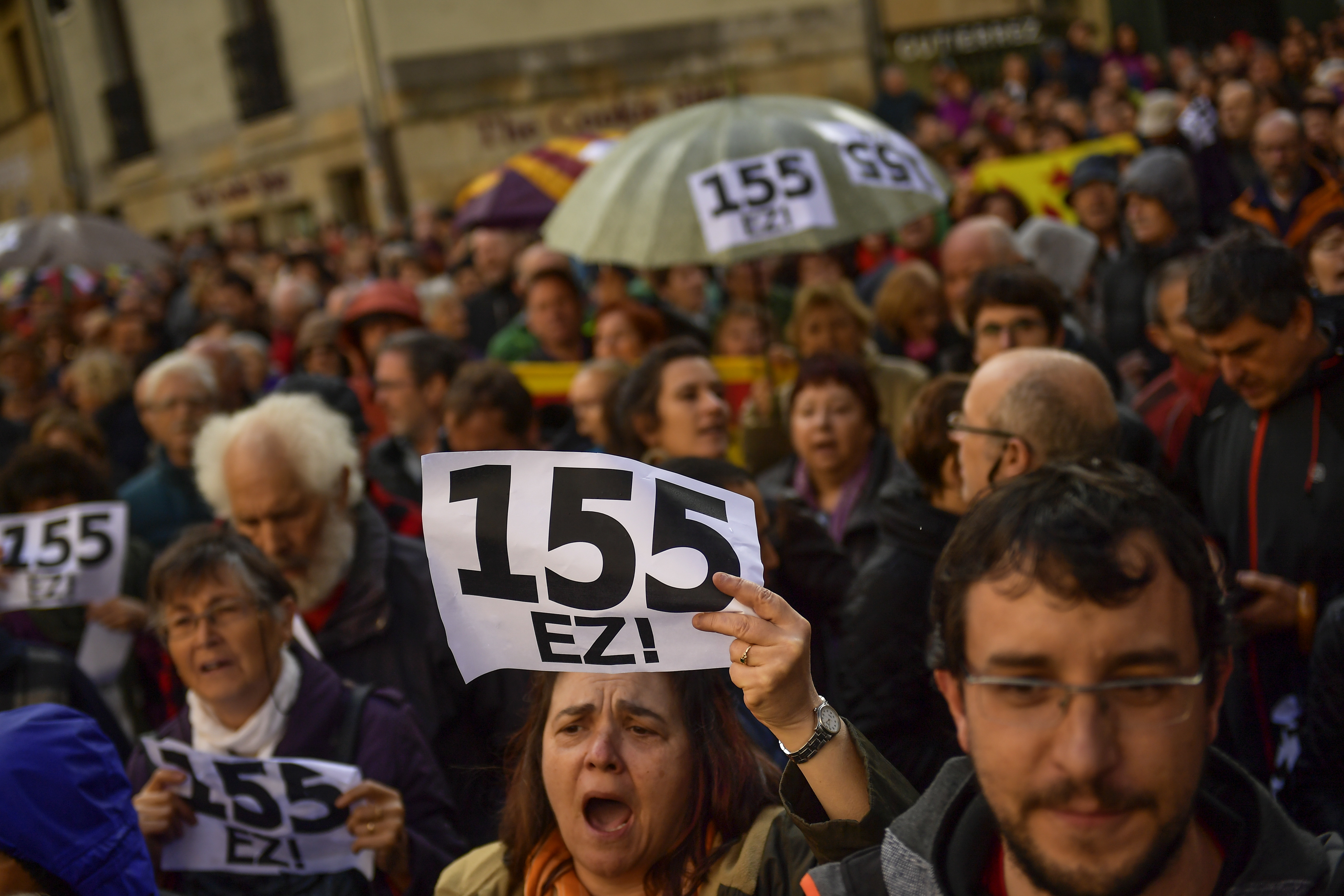 Протест в Памплона (в страната ба баските) срещу чл. 155 от конституцията, който позволява отнемане на автономията на област
