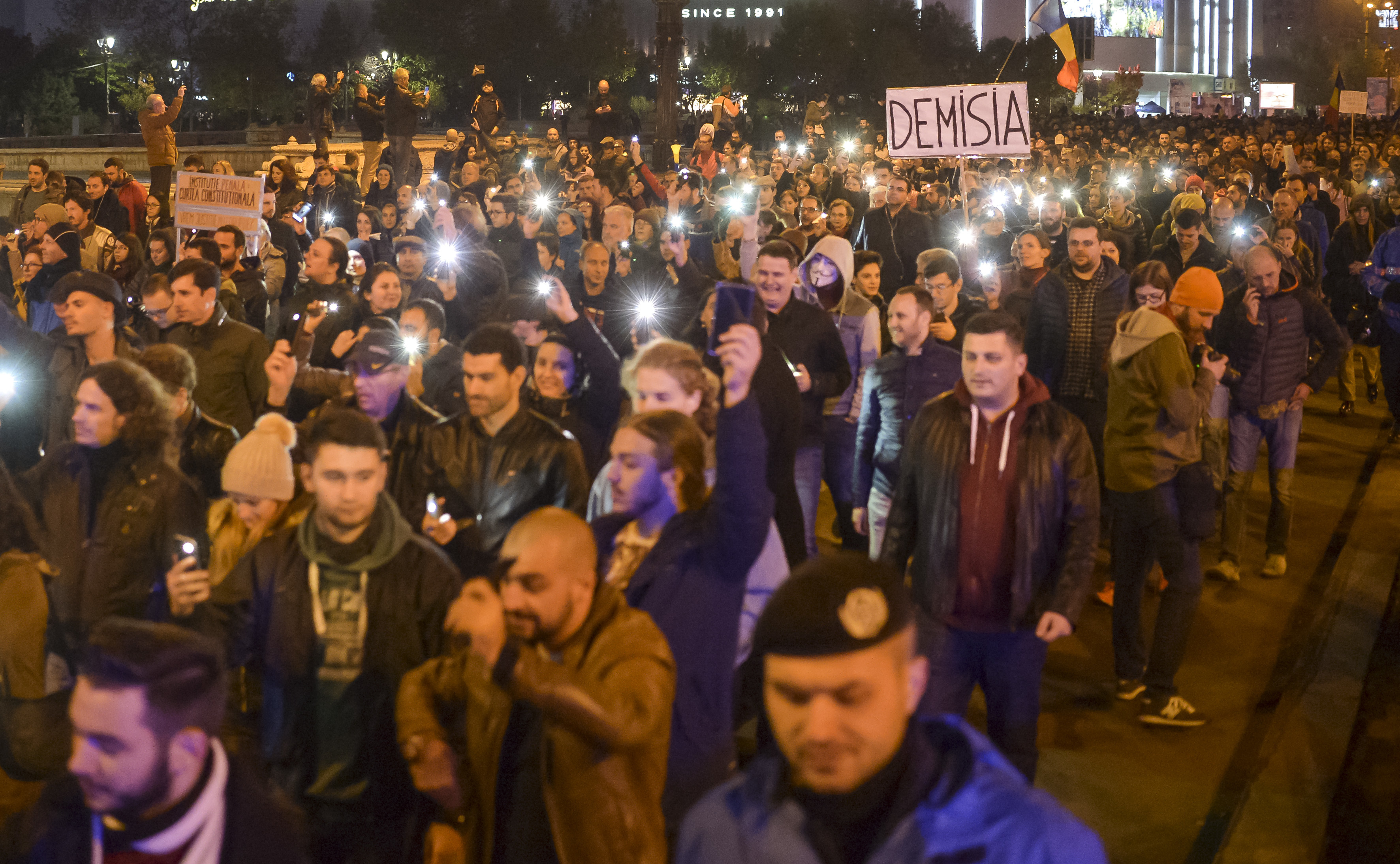 Демокрацията е под обсада, смятат масово протестиращите в Букурещ