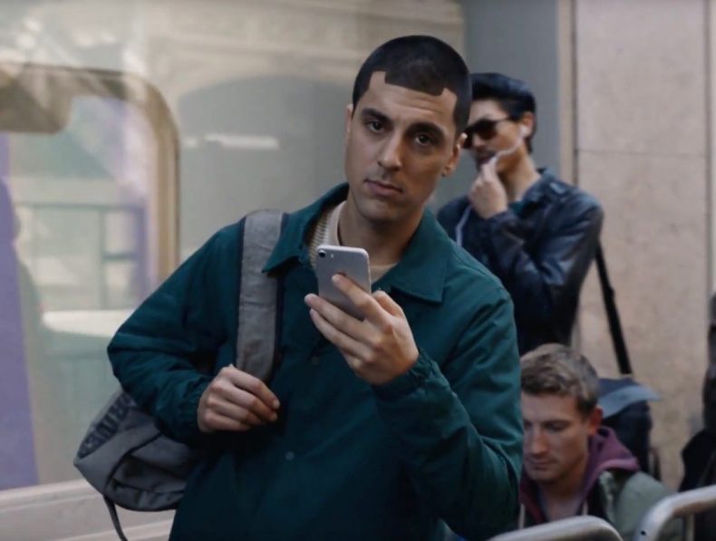 Samsung се подигра с Apple (видео)