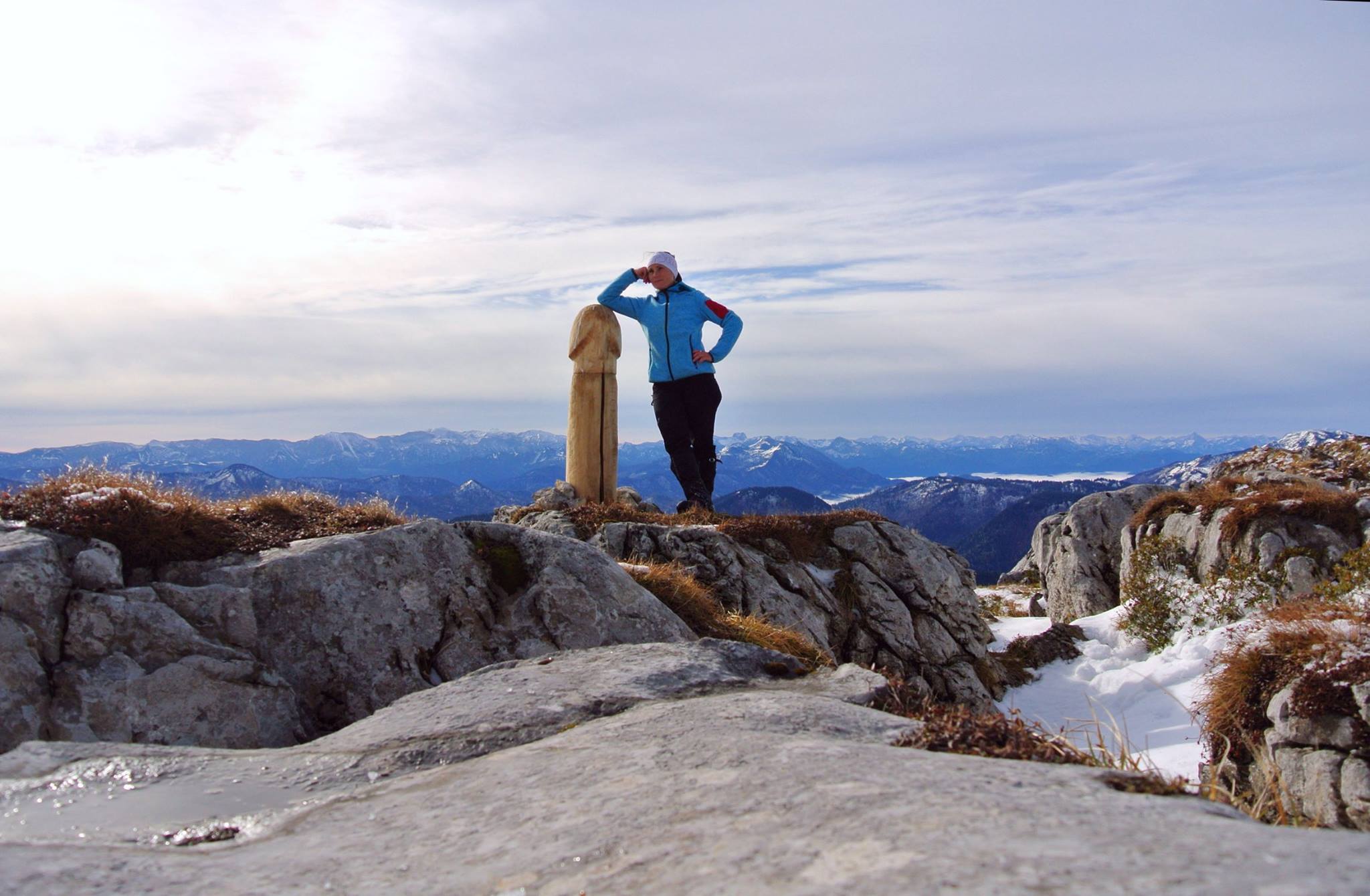 Мистериозна фалическа скулптура издигната на австрийски връх