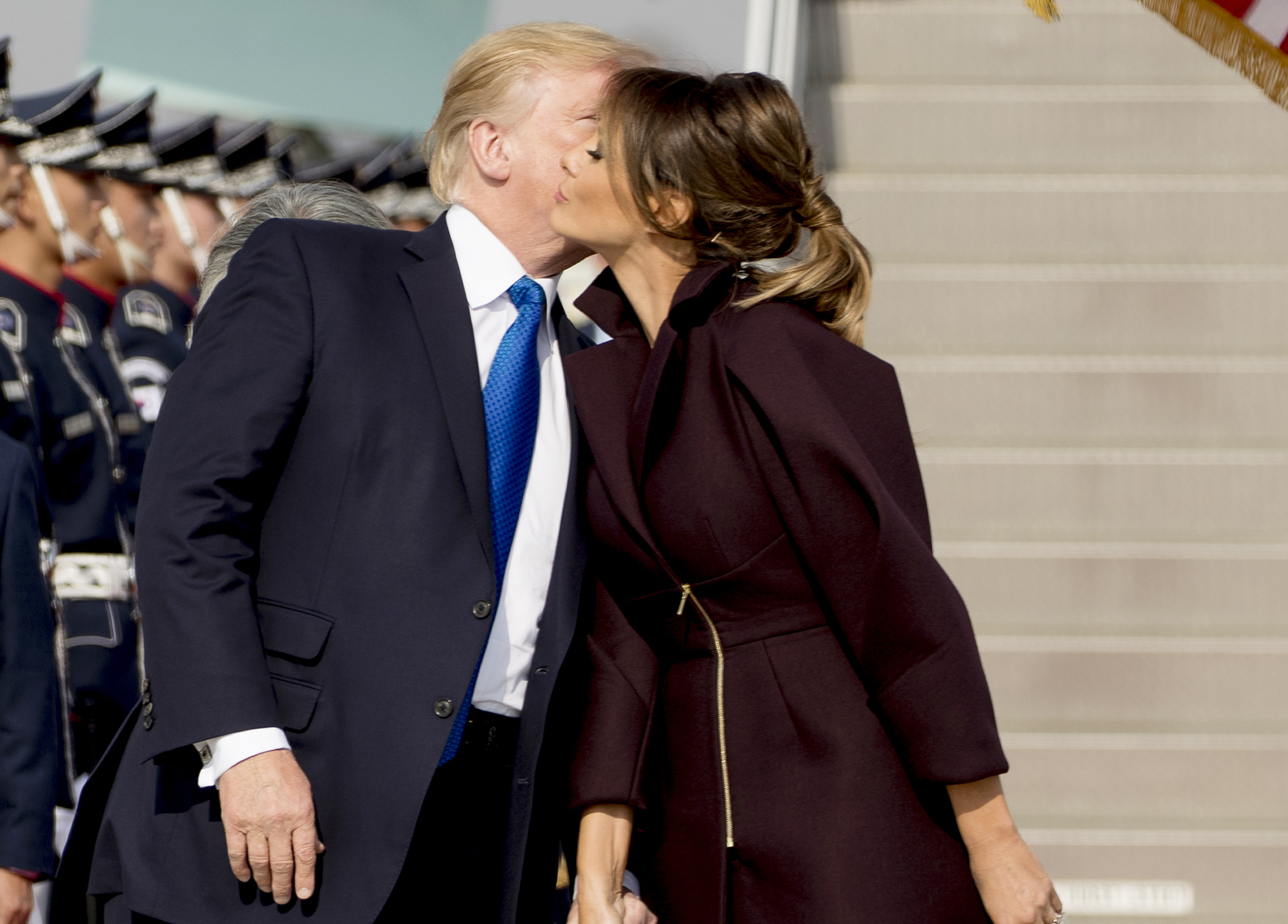 Доналд Тръмп и Мелания Тръмп се целуват по бузата